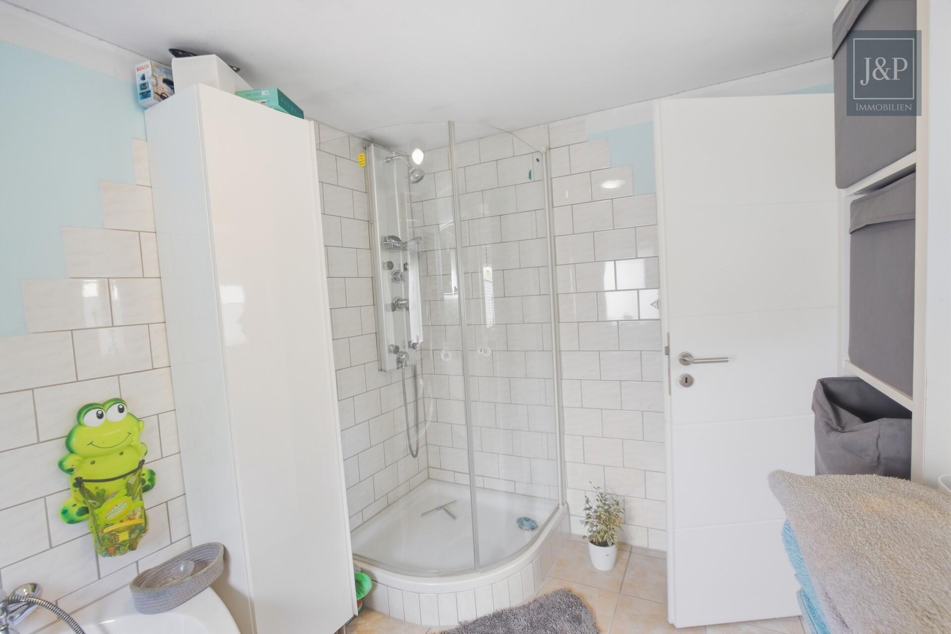 Traumhaftes 2-FH in schöner Hanglage – Charmantes Altbauflair trifft auf modernen Wohnkomfort! - OG-Whg. Bad