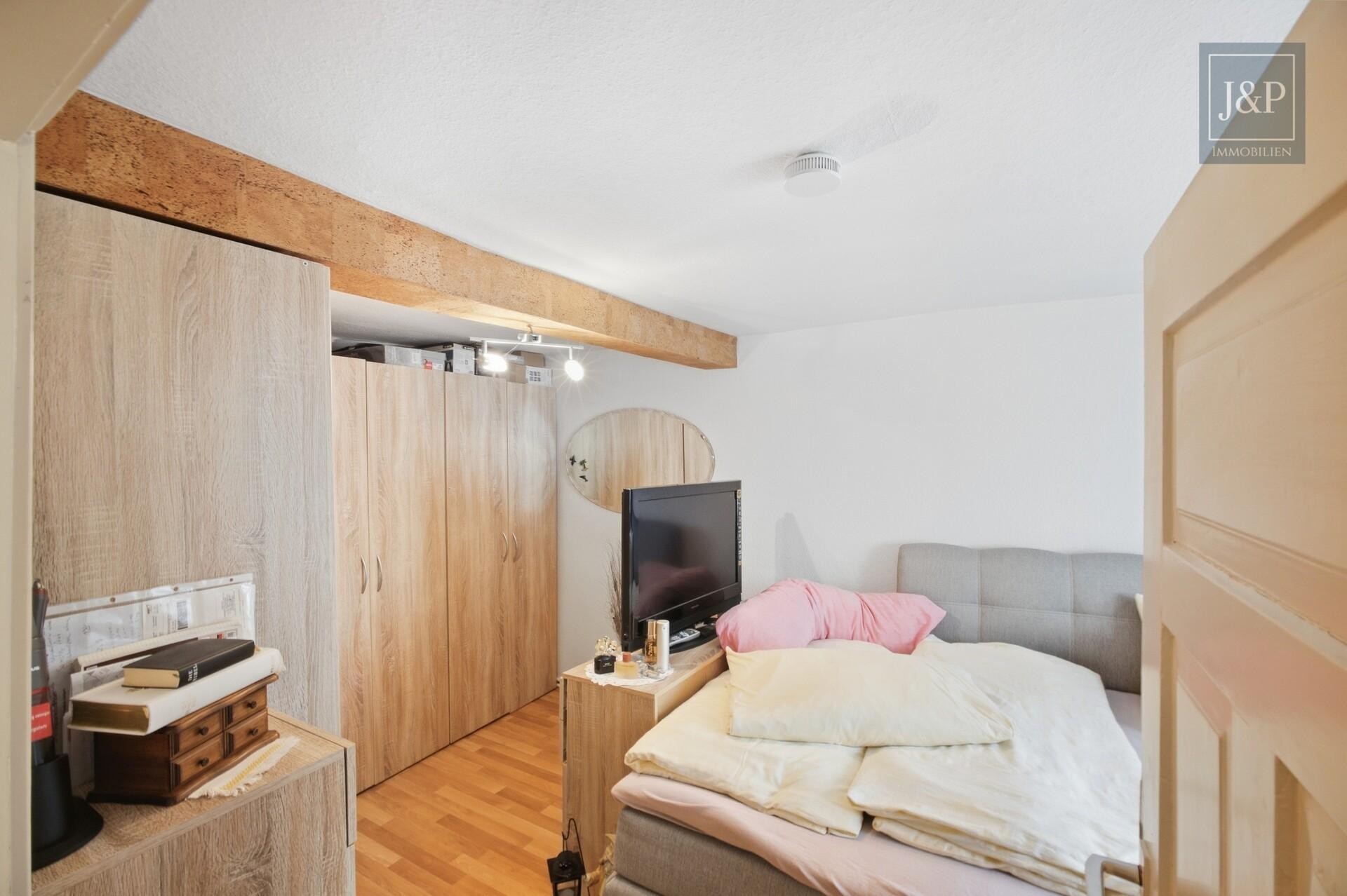 Traumhaftes 2-FH in schöner Hanglage – Charmantes Altbauflair trifft auf modernen Wohnkomfort! - EG-Whg. Schlafzimmer