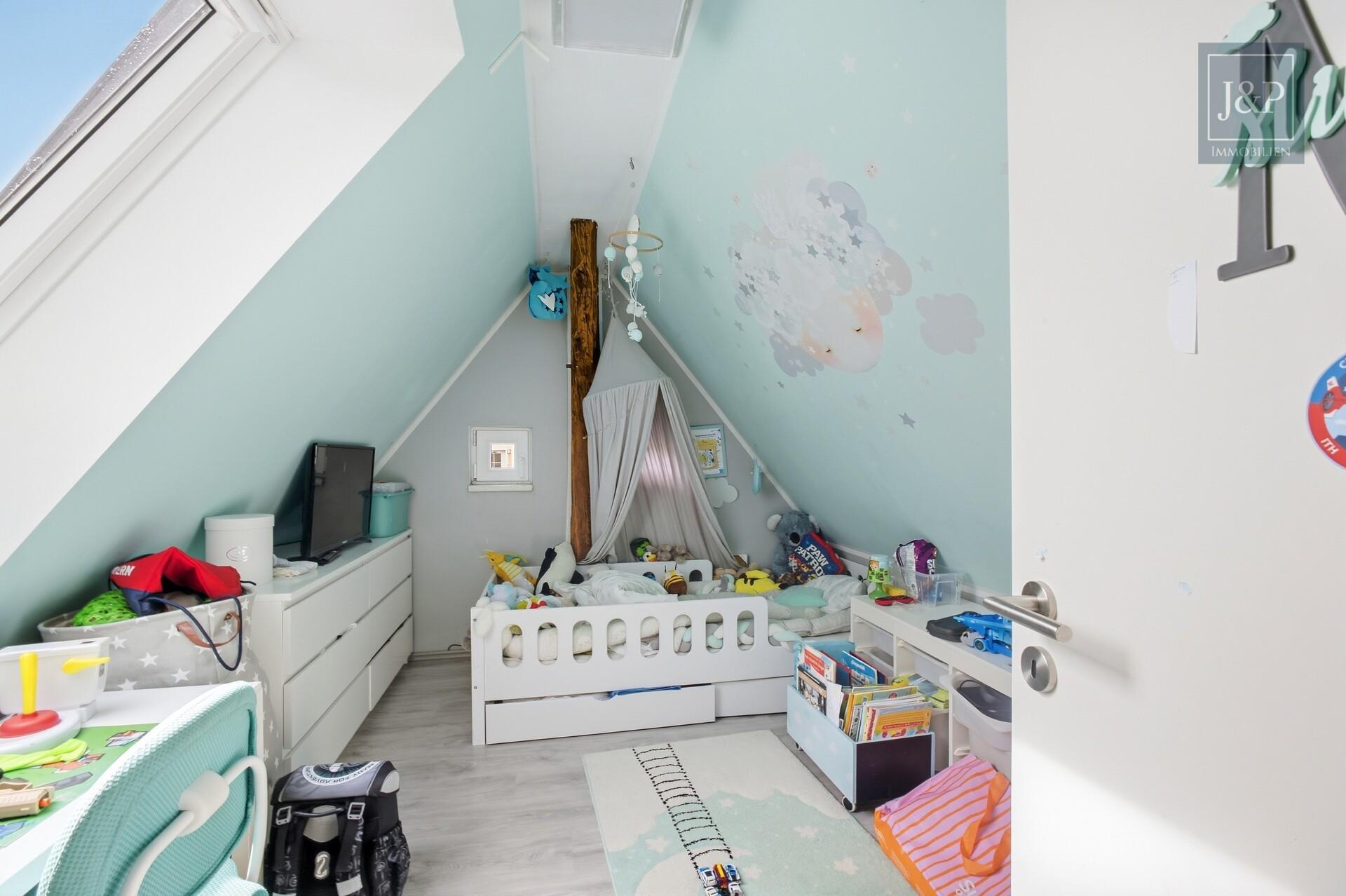 Traumhaftes 2-FH in schöner Hanglage – Charmantes Altbauflair trifft auf modernen Wohnkomfort! - OG-Whg. Kinderzimmer DG