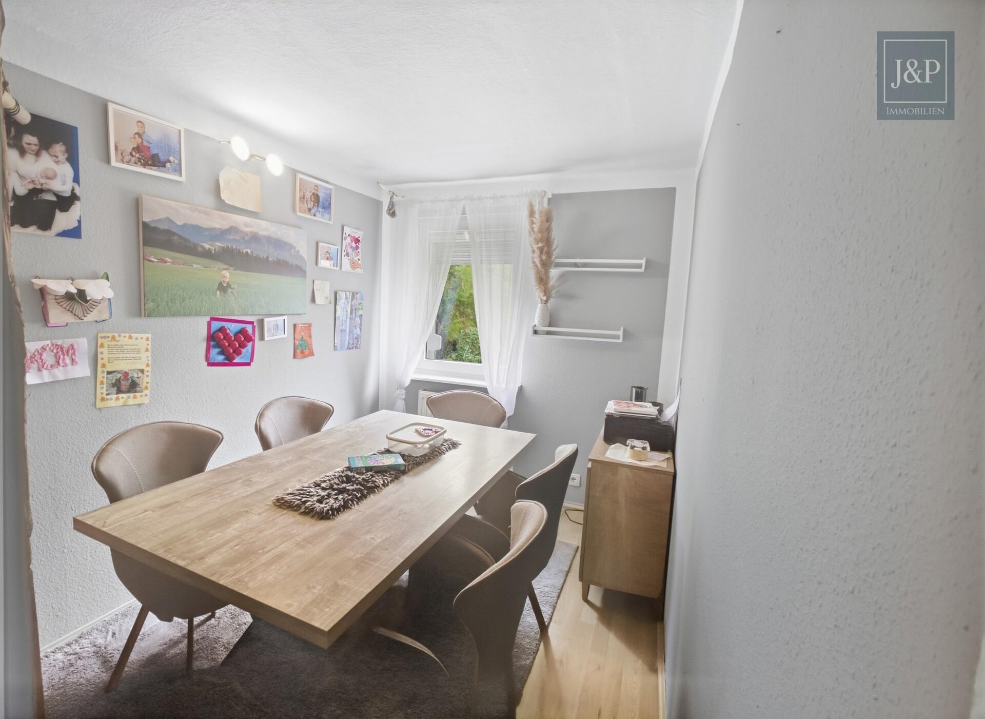 Traumhaftes 2-FH in schöner Hanglage – Charmantes Altbauflair trifft auf modernen Wohnkomfort! - OG-Whg. Esszimmer