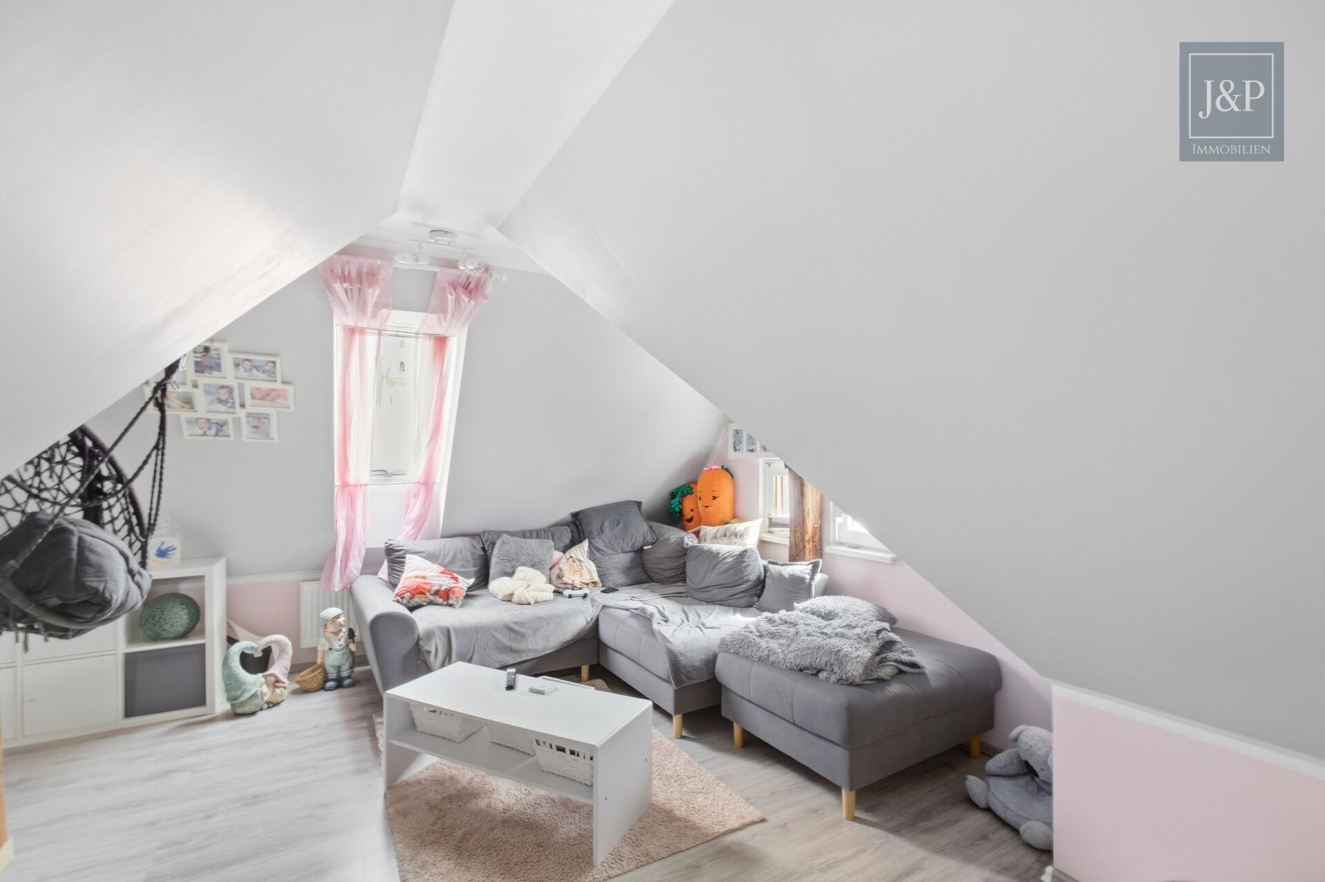 Traumhaftes 2-FH in schöner Hanglage – Charmantes Altbauflair trifft auf modernen Wohnkomfort! - OG-Whg. Wohnzimmer DG