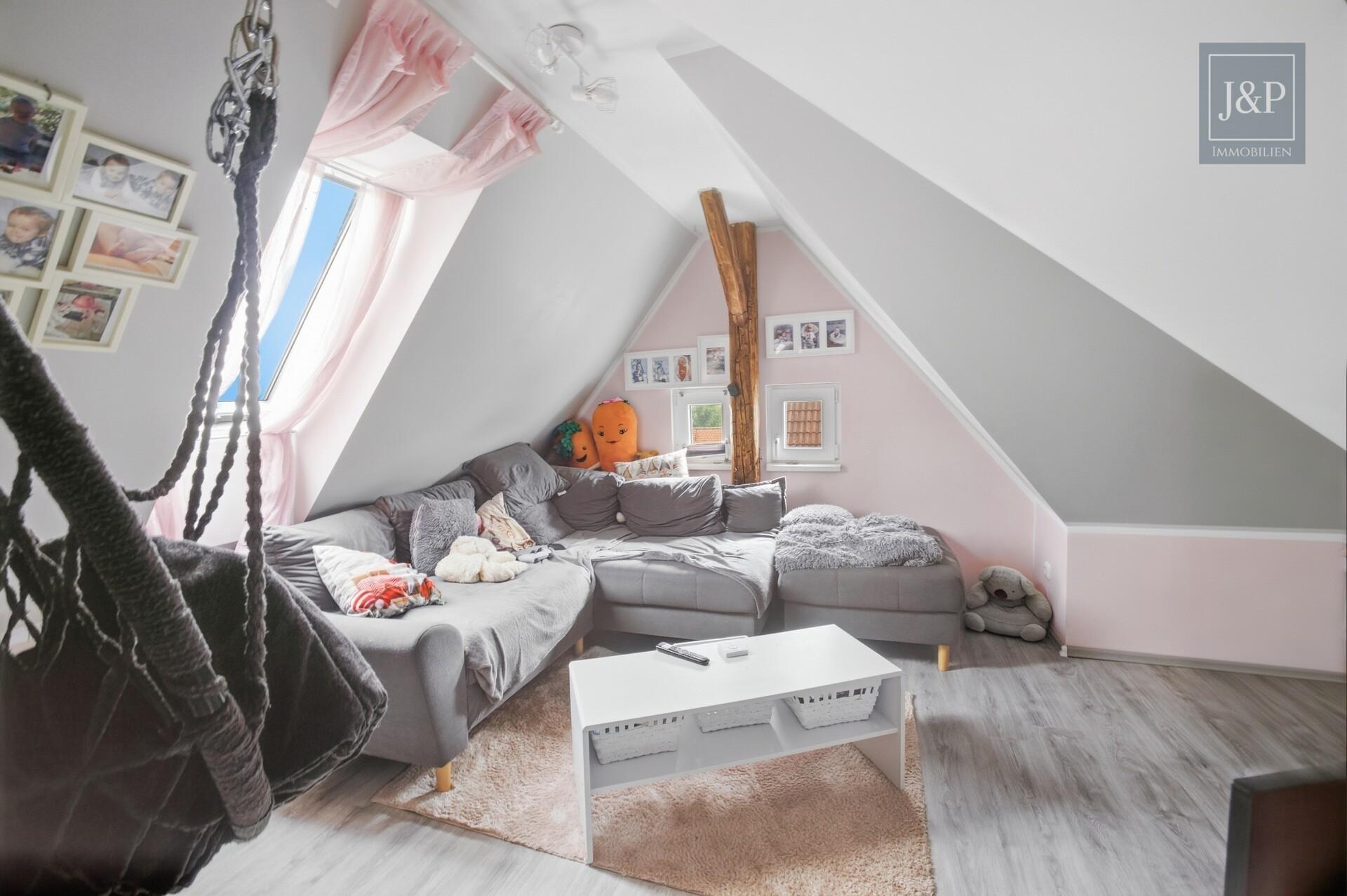 Traumhaftes 2-FH in schöner Hanglage – Charmantes Altbauflair trifft auf modernen Wohnkomfort! - OG-Whg. Wohnzimmer DG