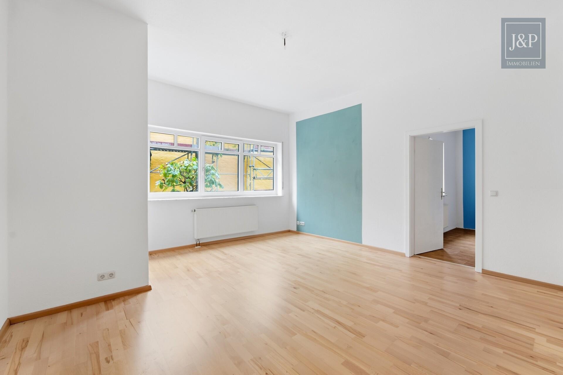 Ihr Zuhause in Wiesbaden-Erbenheim | 2 Zimmer, Balkon, Einbauküche & Tiefgaragenstellplatz - Wohnzimmer