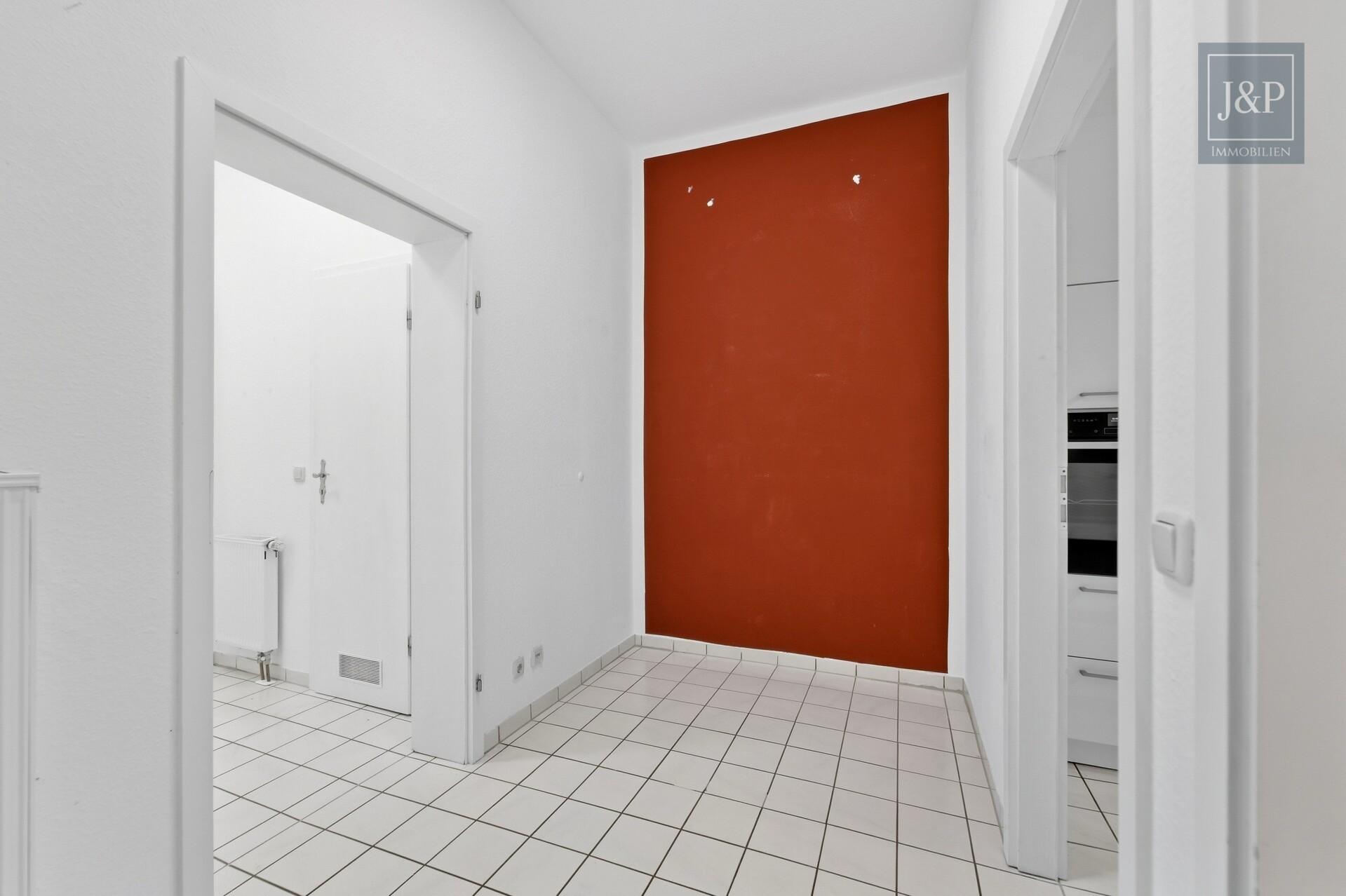 Ihr Zuhause in Wiesbaden-Erbenheim | 2 Zimmer, Balkon, Einbauküche & Tiefgaragenstellplatz - Flur