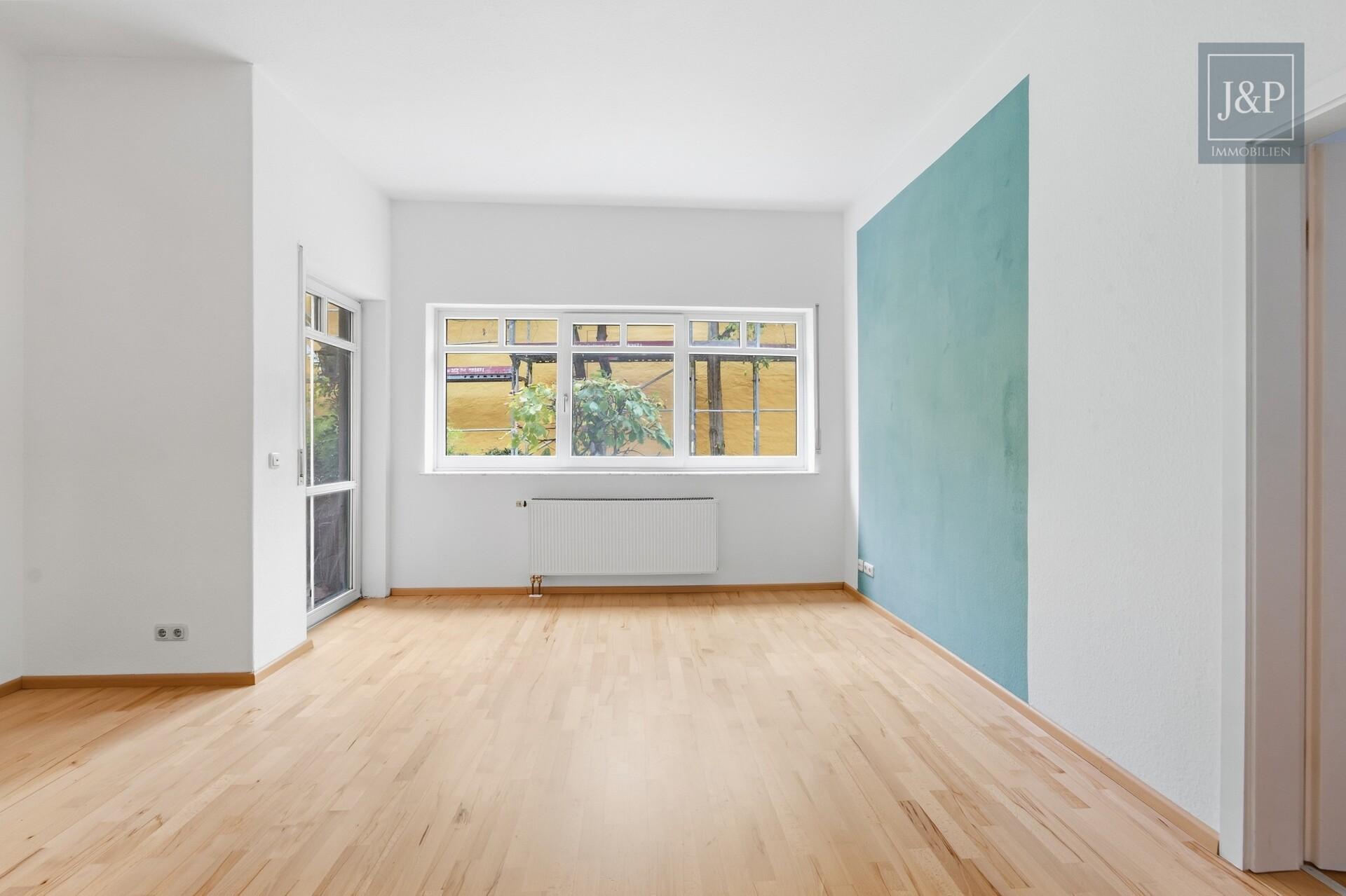 Ihr Zuhause in Wiesbaden-Erbenheim | 2 Zimmer, Balkon, Einbauküche & Tiefgaragenstellplatz - Wohnzimmer
