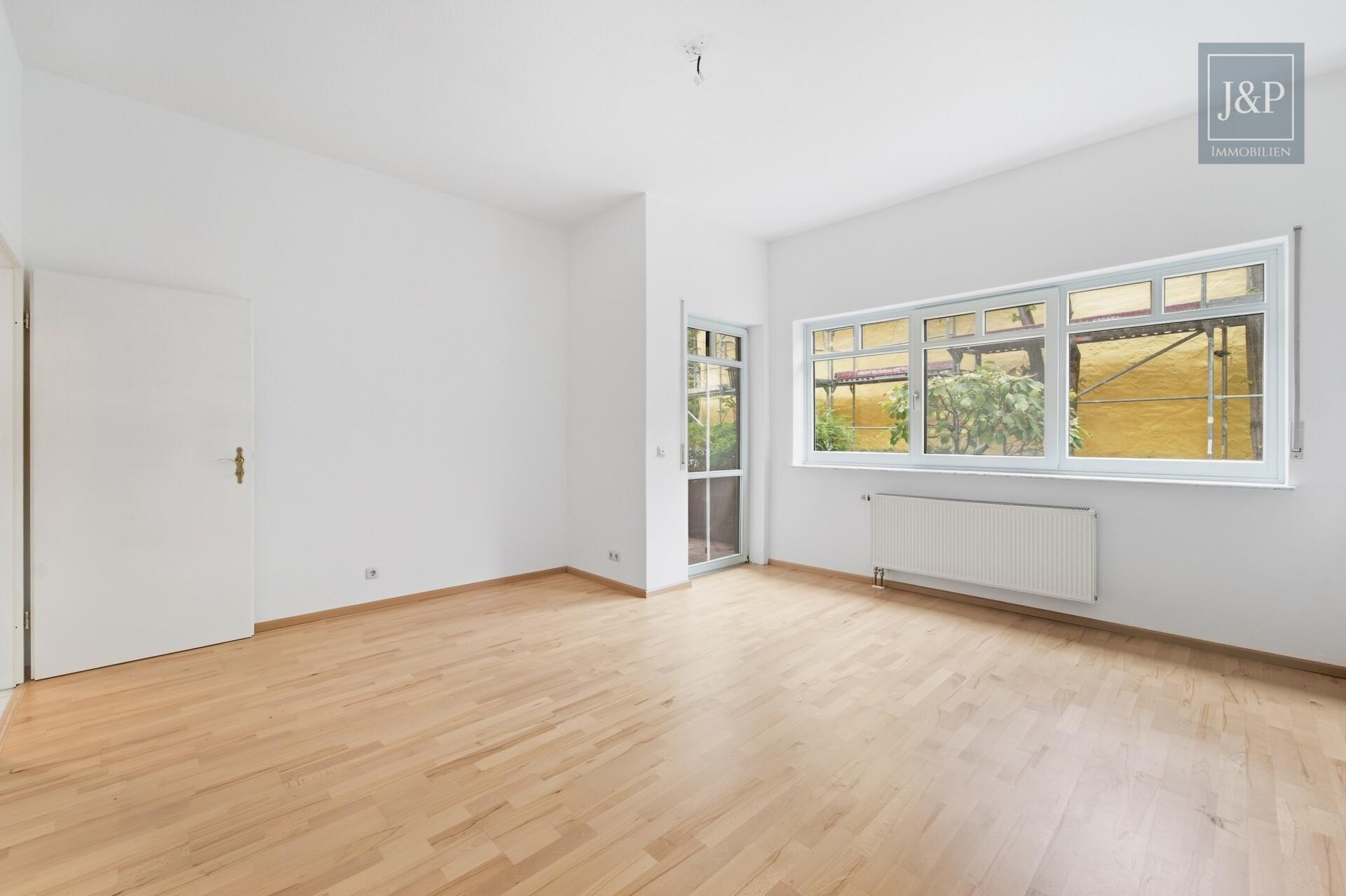 Ihr Zuhause in Wiesbaden-Erbenheim | 2 Zimmer, Balkon, Einbauküche & Tiefgaragenstellplatz - Wohnzimmer