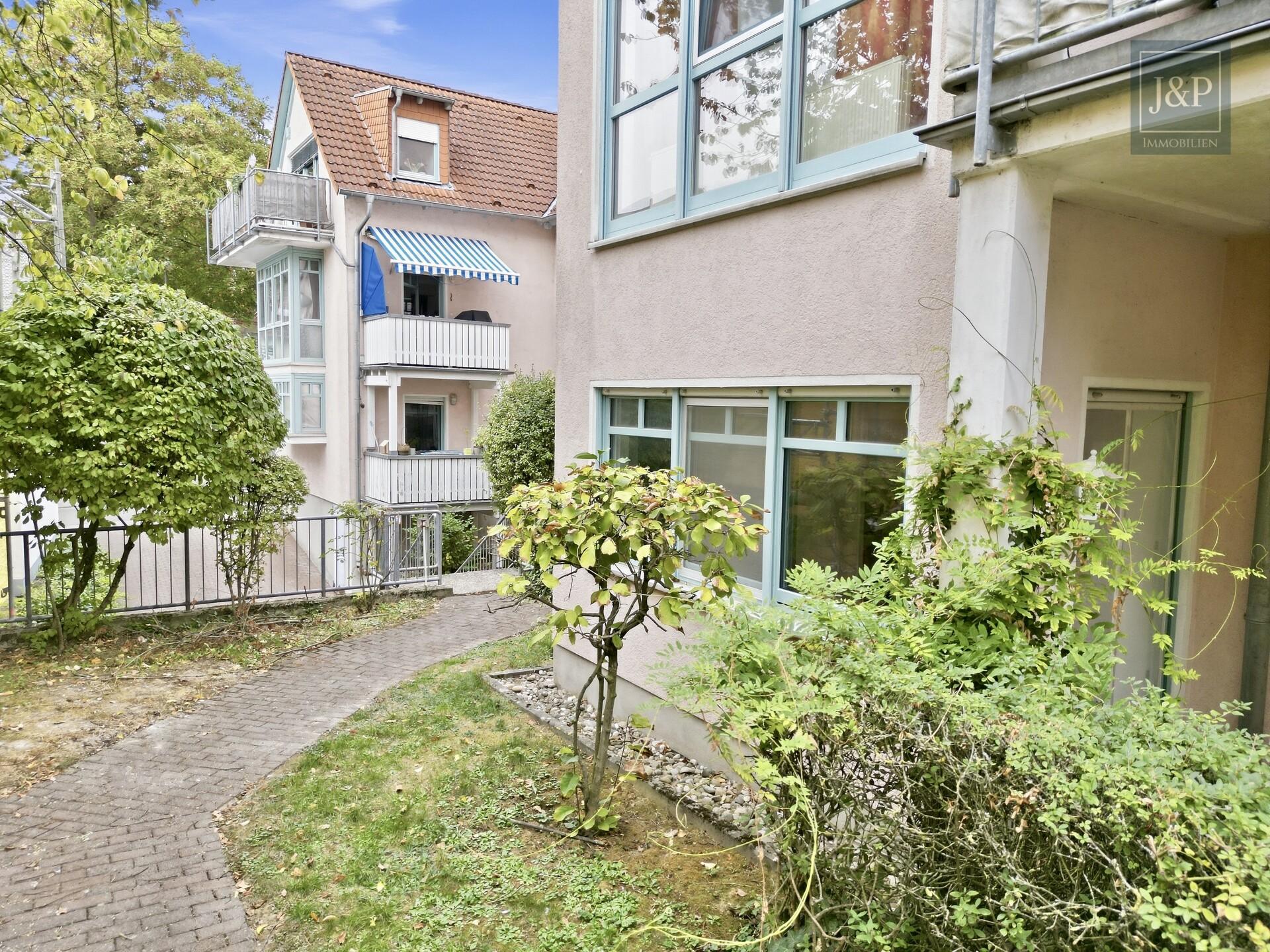 Ihr Zuhause in Wiesbaden-Erbenheim | 2 Zimmer, Balkon, Einbauküche & Tiefgaragenstellplatz - Blick ins Grüne