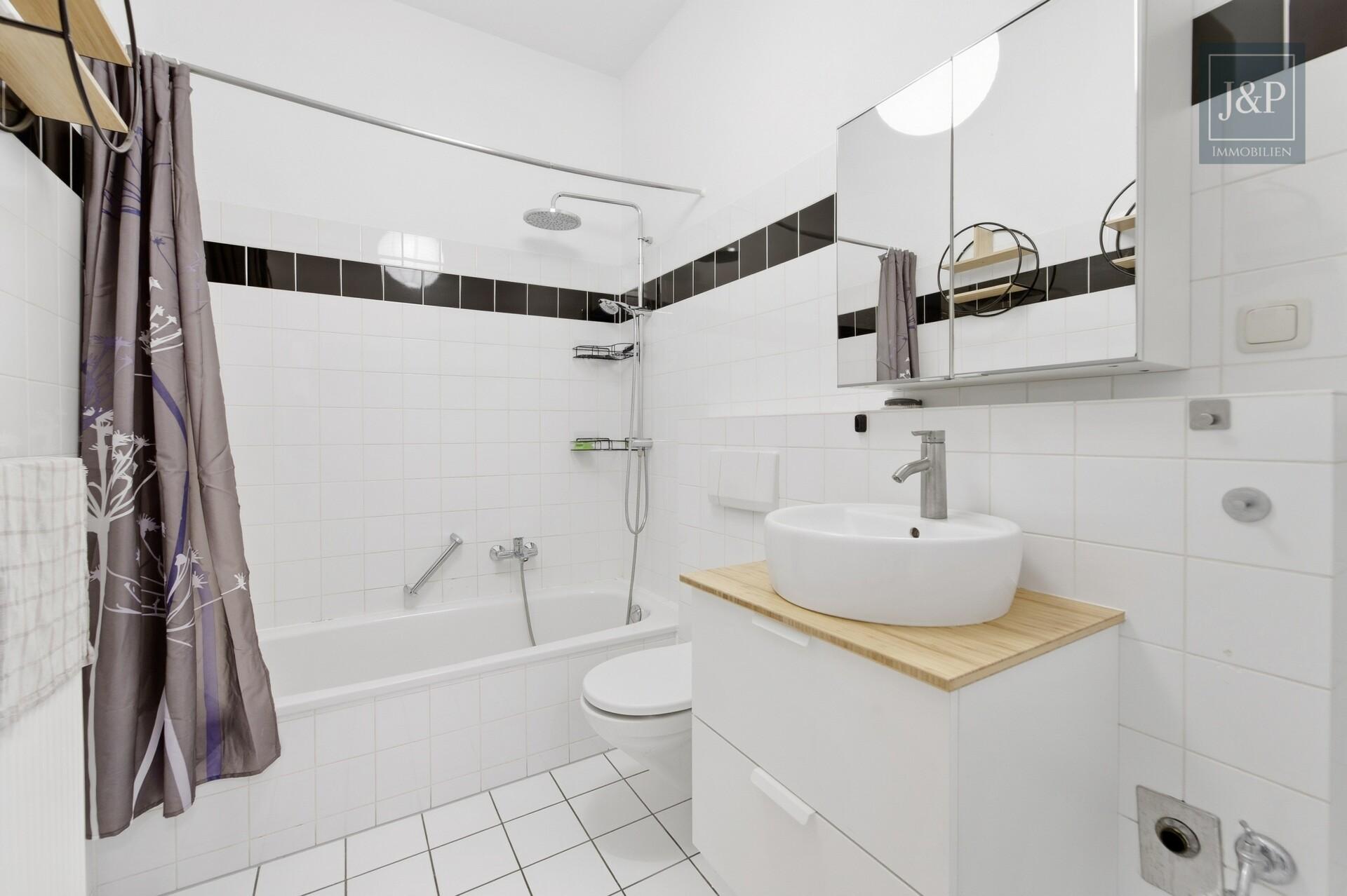 Ihr Zuhause in Wiesbaden-Erbenheim | 2 Zimmer, Balkon, Einbauküche & Tiefgaragenstellplatz - Badezimmer