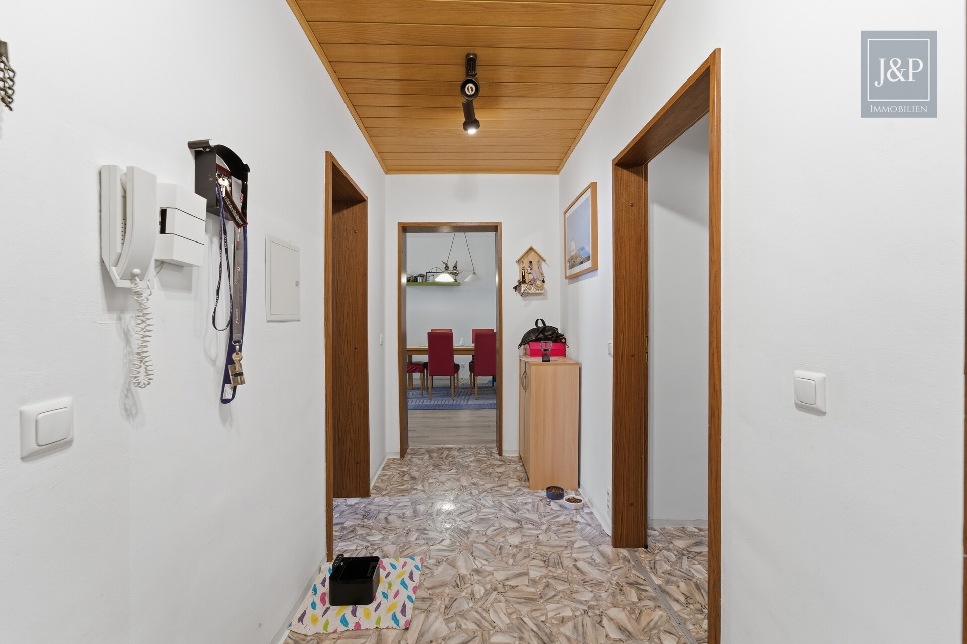 Barrierefreie 4-Zimmer-Wohnung mit 2 Balkonen, Garage & Weitblick - Flur