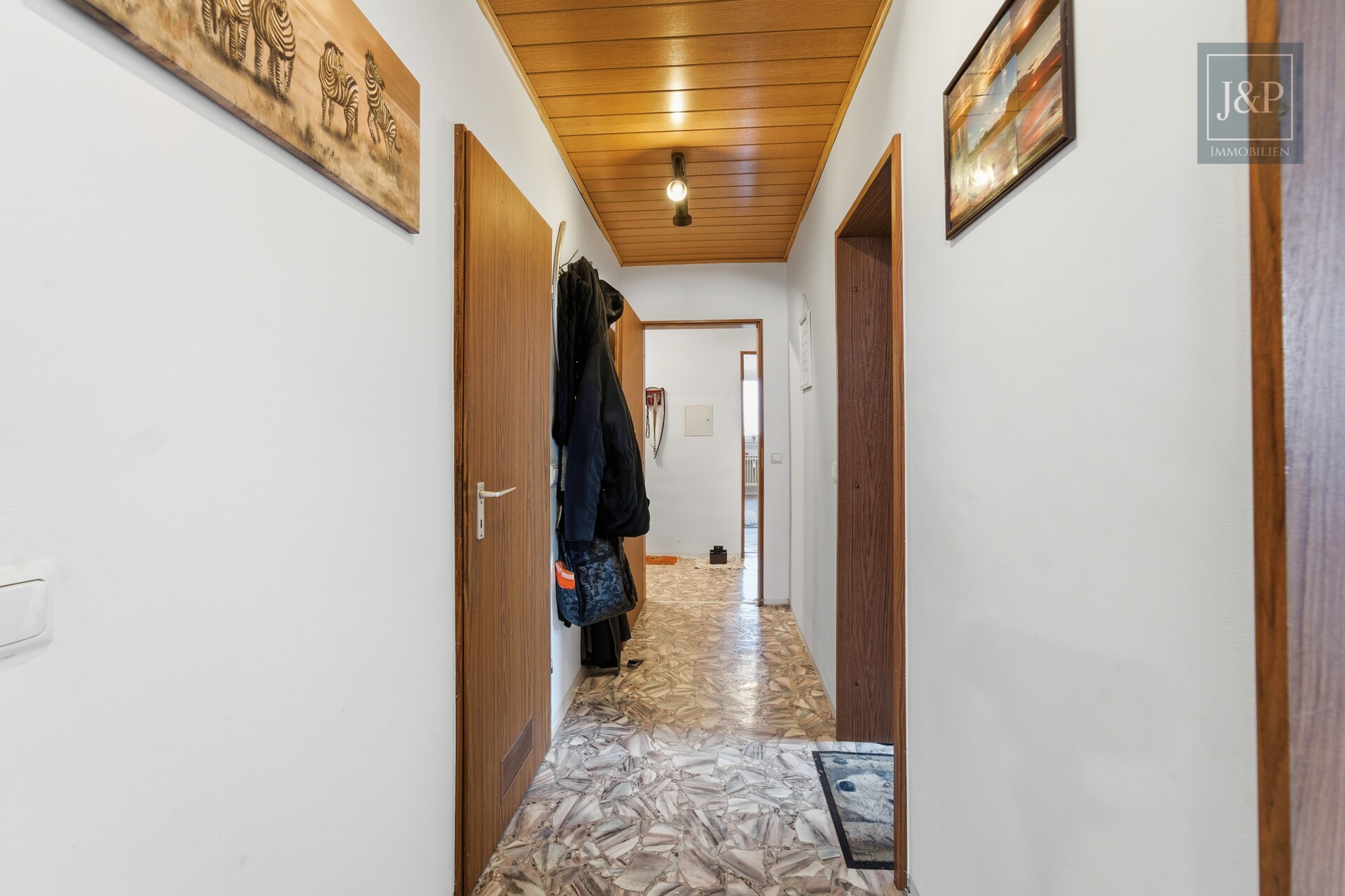 Barrierefreie 4-Zimmer-Wohnung mit 2 Balkonen, Garage & Weitblick - Flur zu den Schlafzimmern