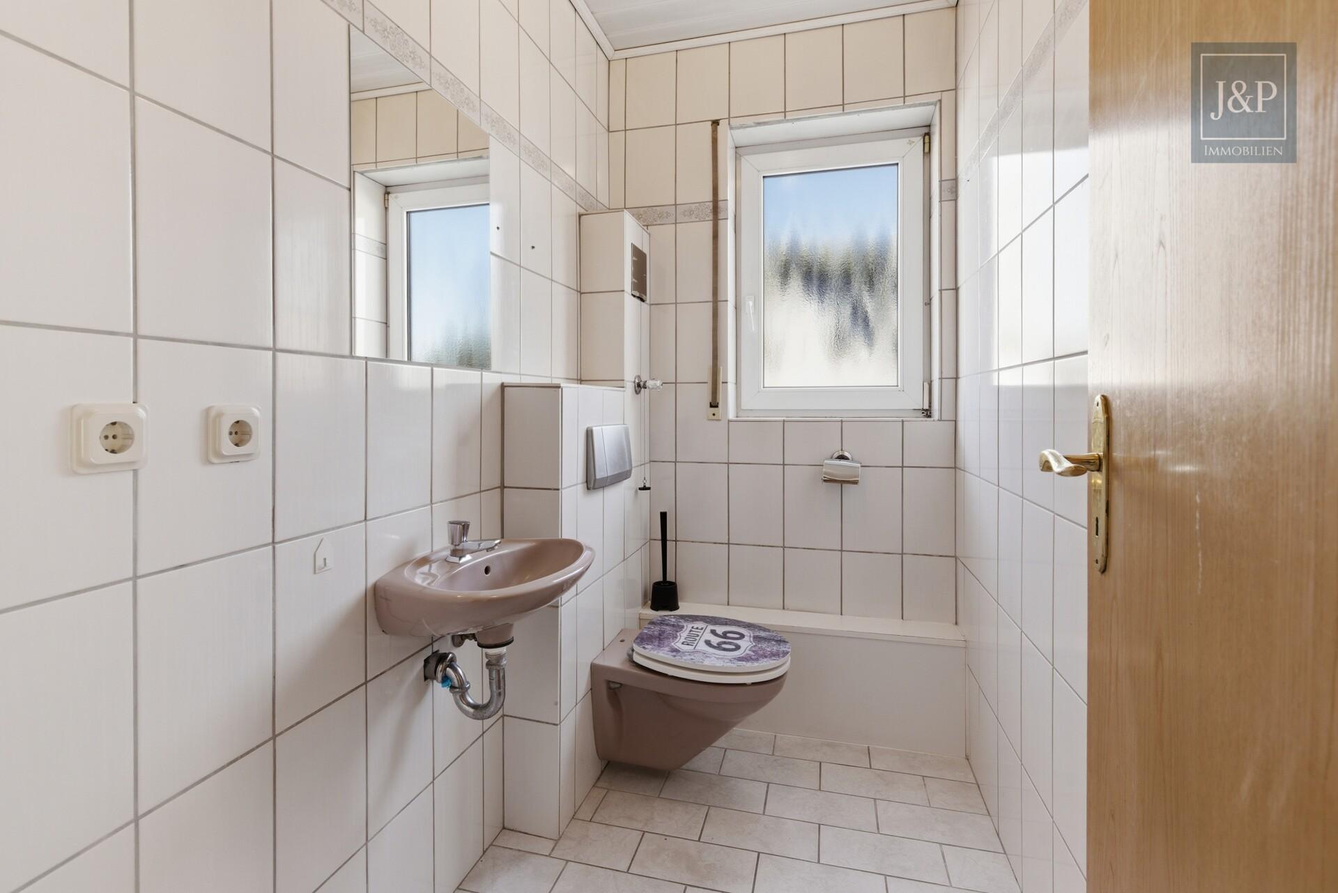 2 Familienhaus mit schönem Gartengrundstück, guter Aufteilung und Partykeller - Gäste-WC OG