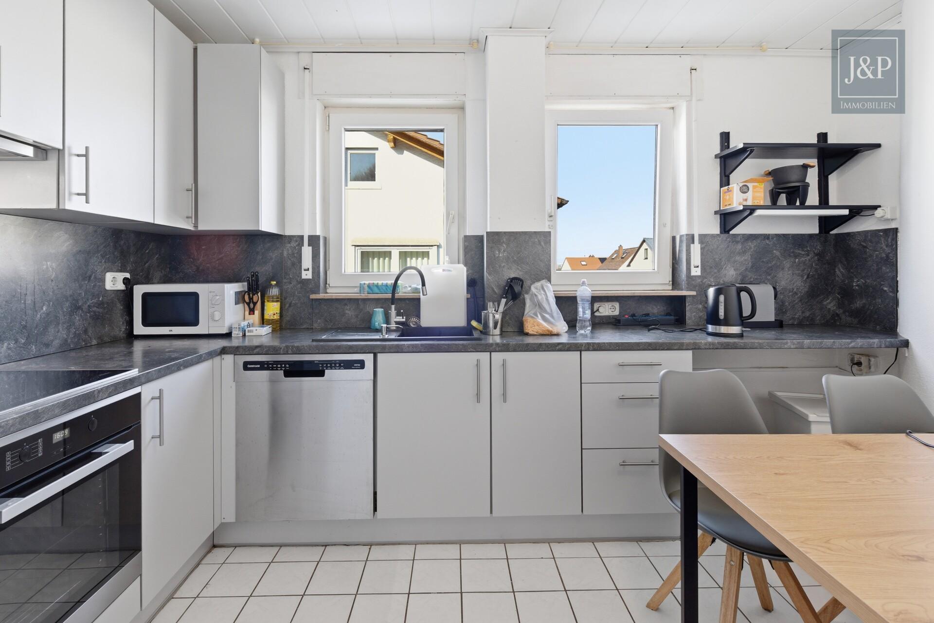 2 Familienhaus mit schönem Gartengrundstück, guter Aufteilung und Partykeller - Küche OG