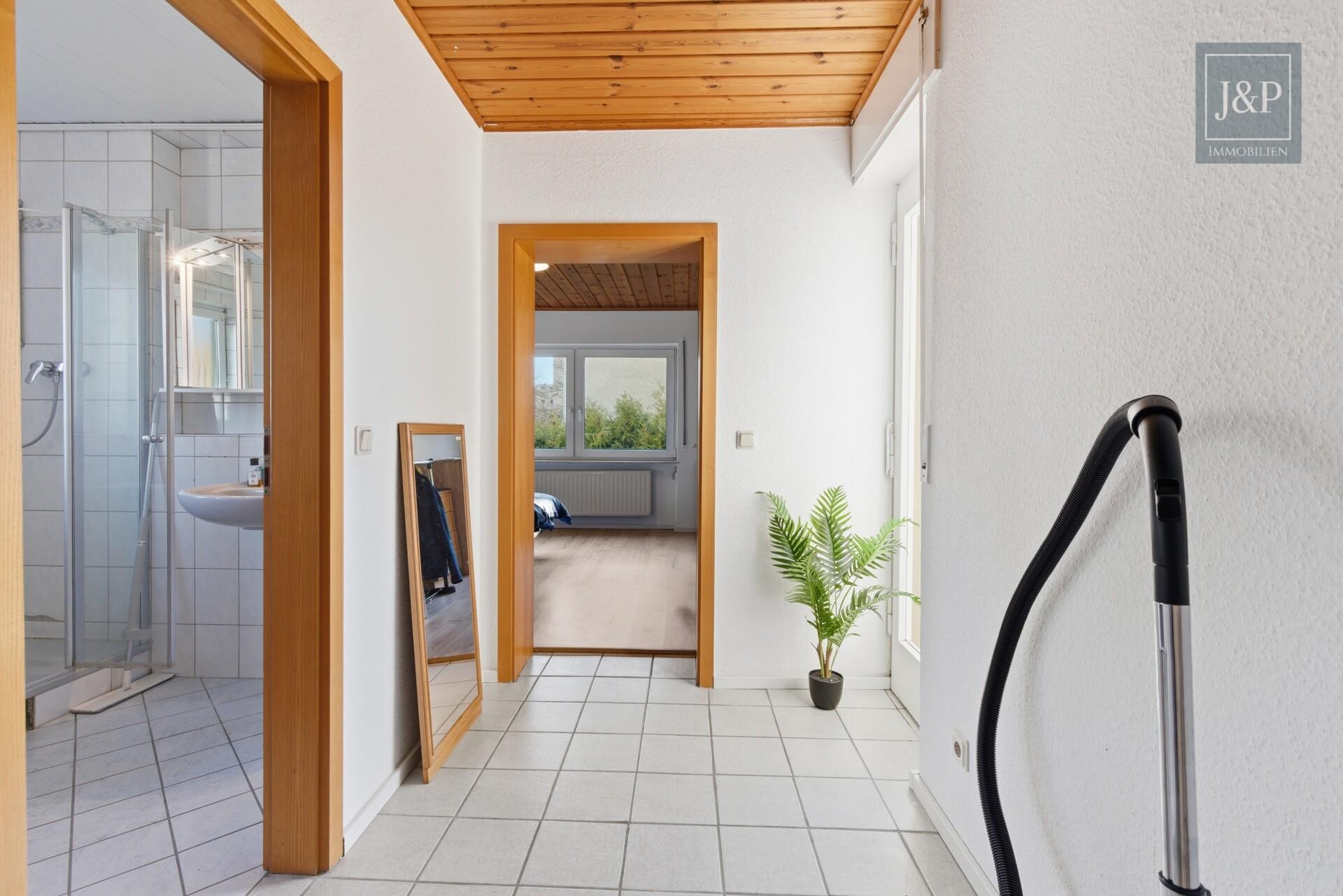 2 Familienhaus mit schönem Gartengrundstück, guter Aufteilung und Partykeller - Flur OG