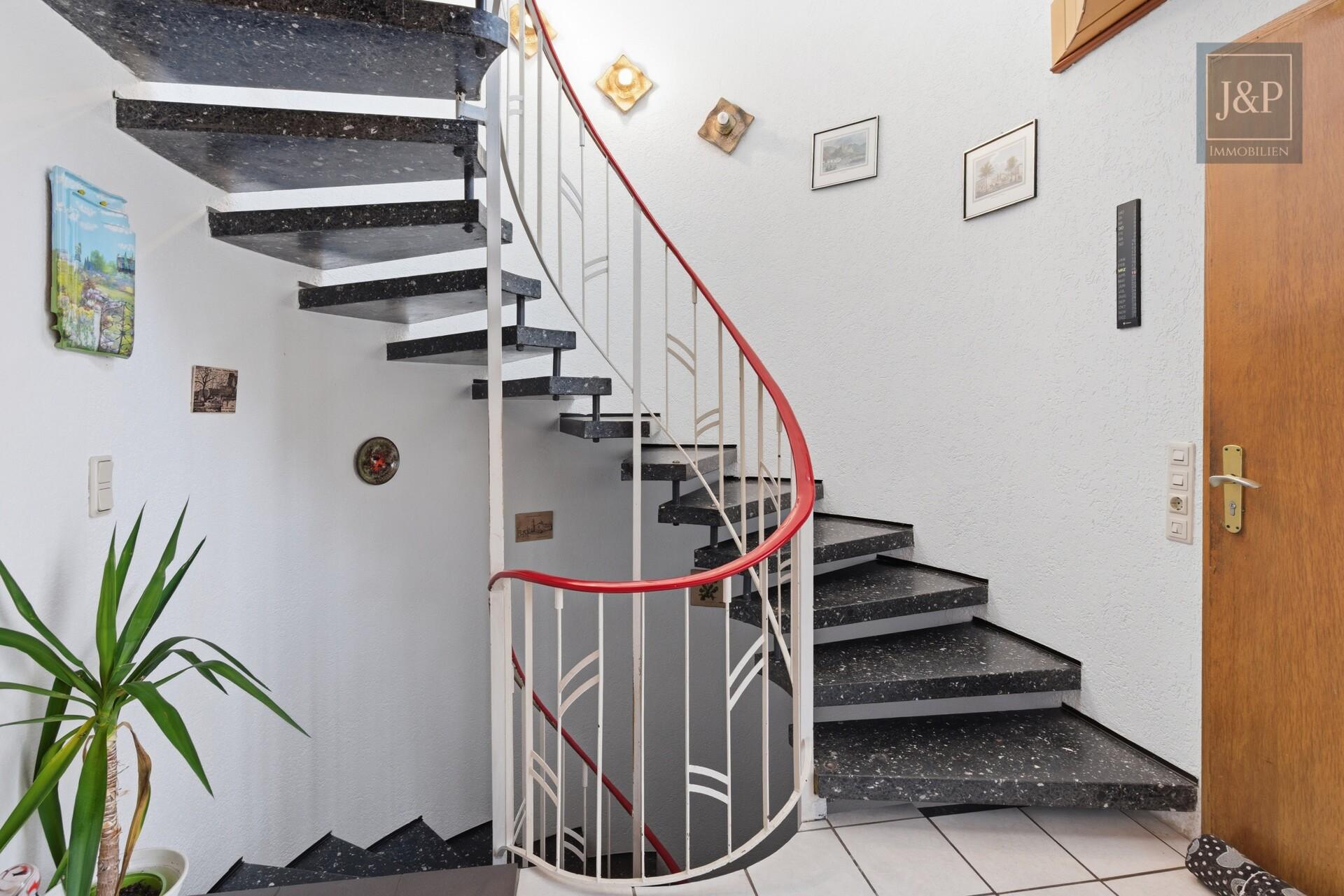 2 Familienhaus mit schönem Gartengrundstück, guter Aufteilung und Partykeller - Flur EG