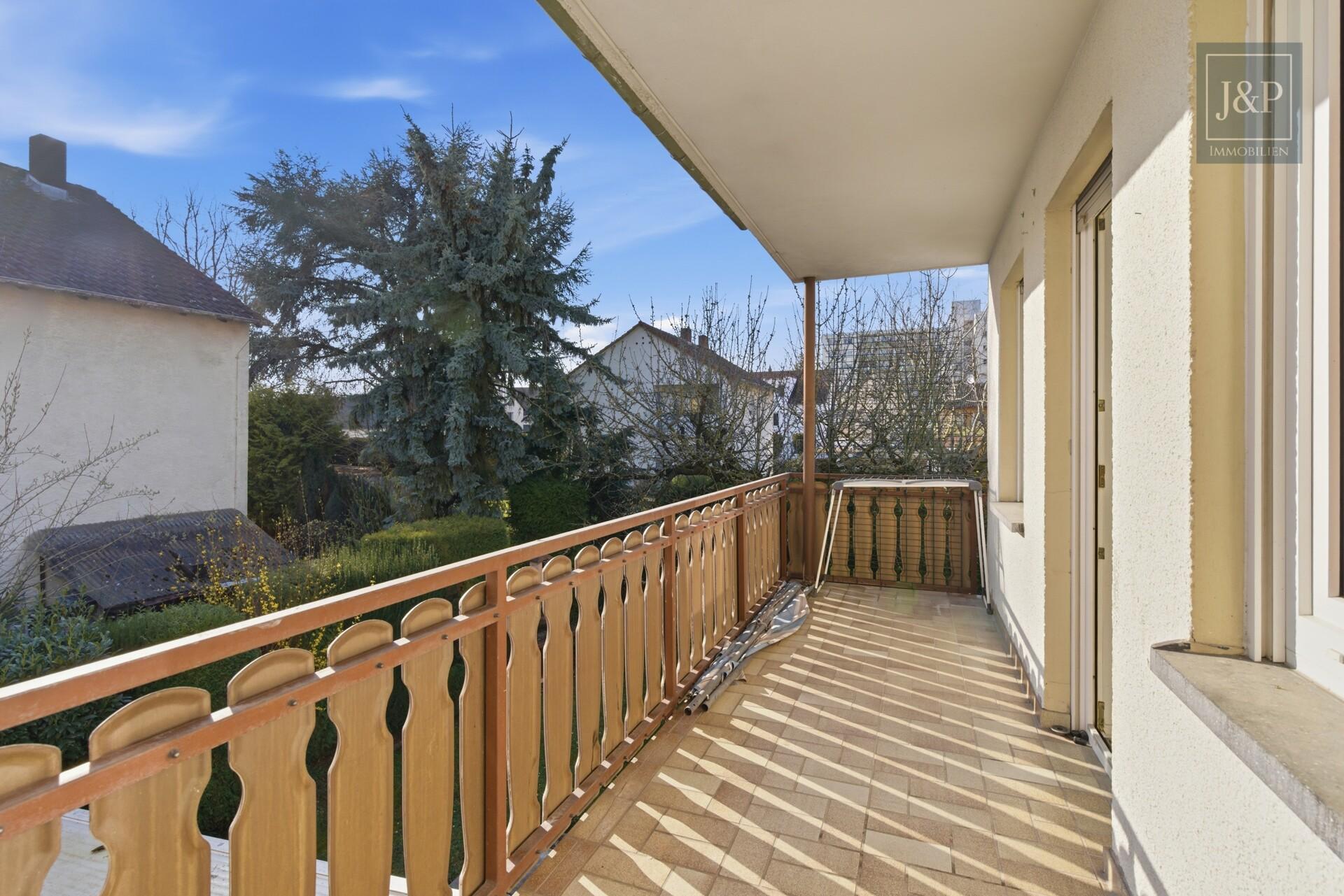 2 Familienhaus mit schönem Gartengrundstück, guter Aufteilung und Partykeller - Balkon OG