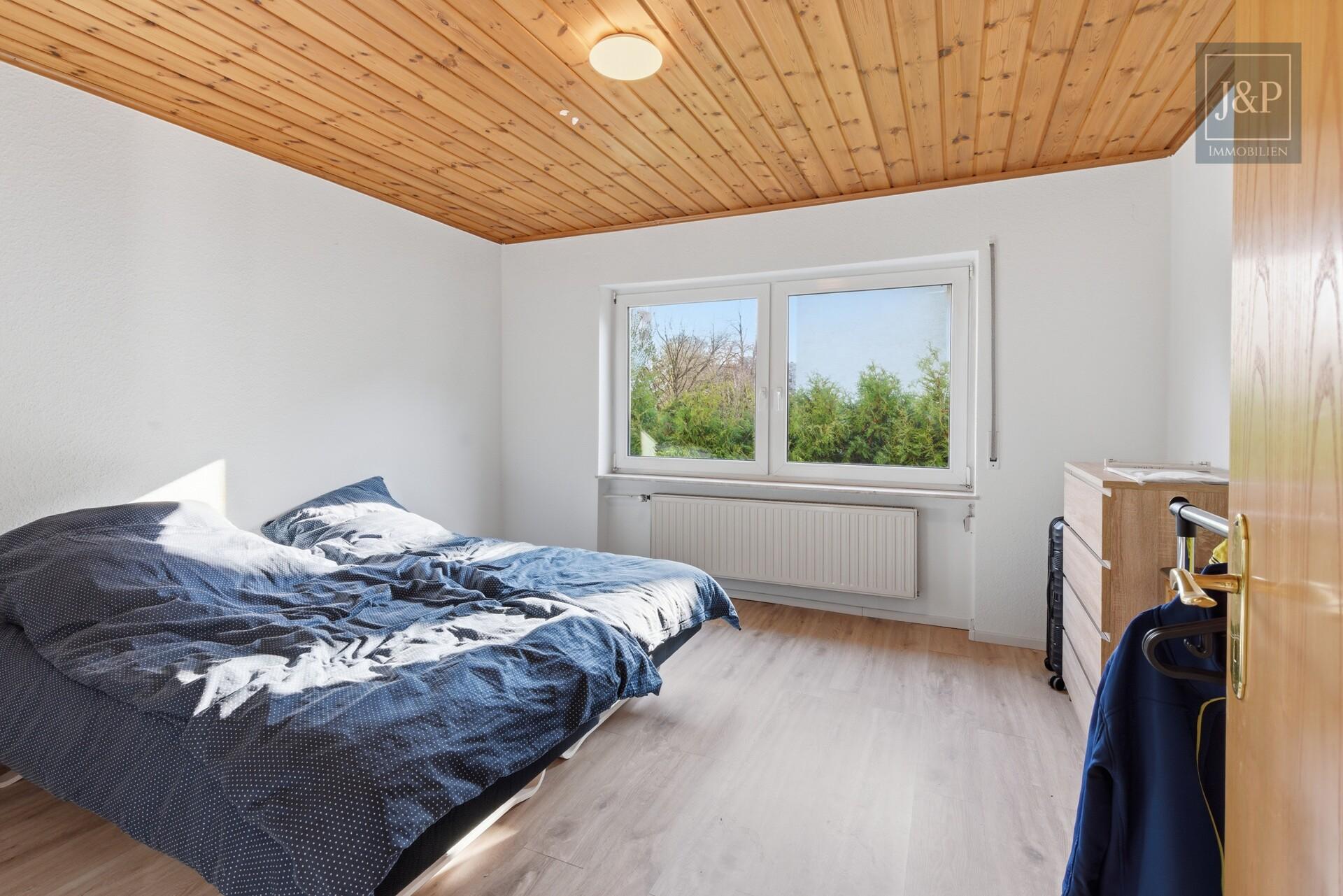 2 Familienhaus mit schönem Gartengrundstück, guter Aufteilung und Partykeller - Schlafen 1 OG