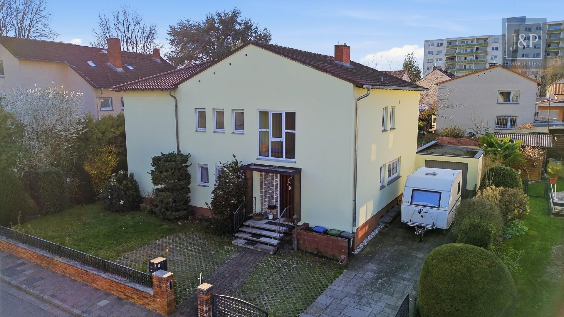 2 Familienhaus mit schönem Gartengrundstück, guter Aufteilung und Partykeller - Hausansicht