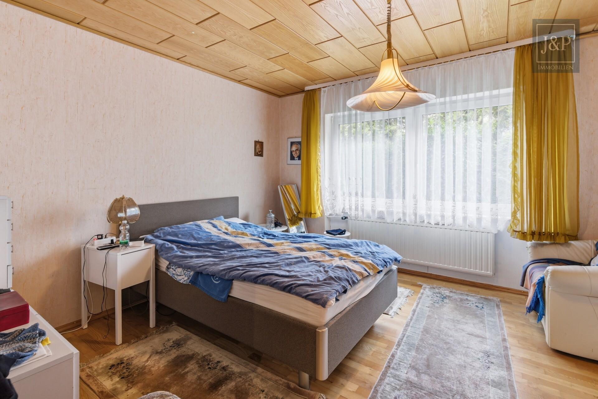 2 Familienhaus mit schönem Gartengrundstück, guter Aufteilung und Partykeller - Schlafen EG