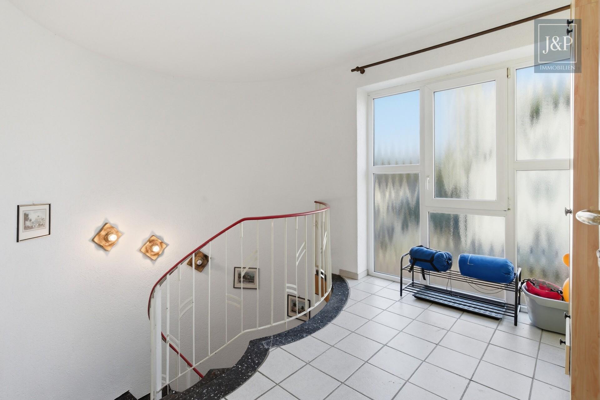 2 Familienhaus mit schönem Gartengrundstück, guter Aufteilung und Partykeller - Treppenhaus OG