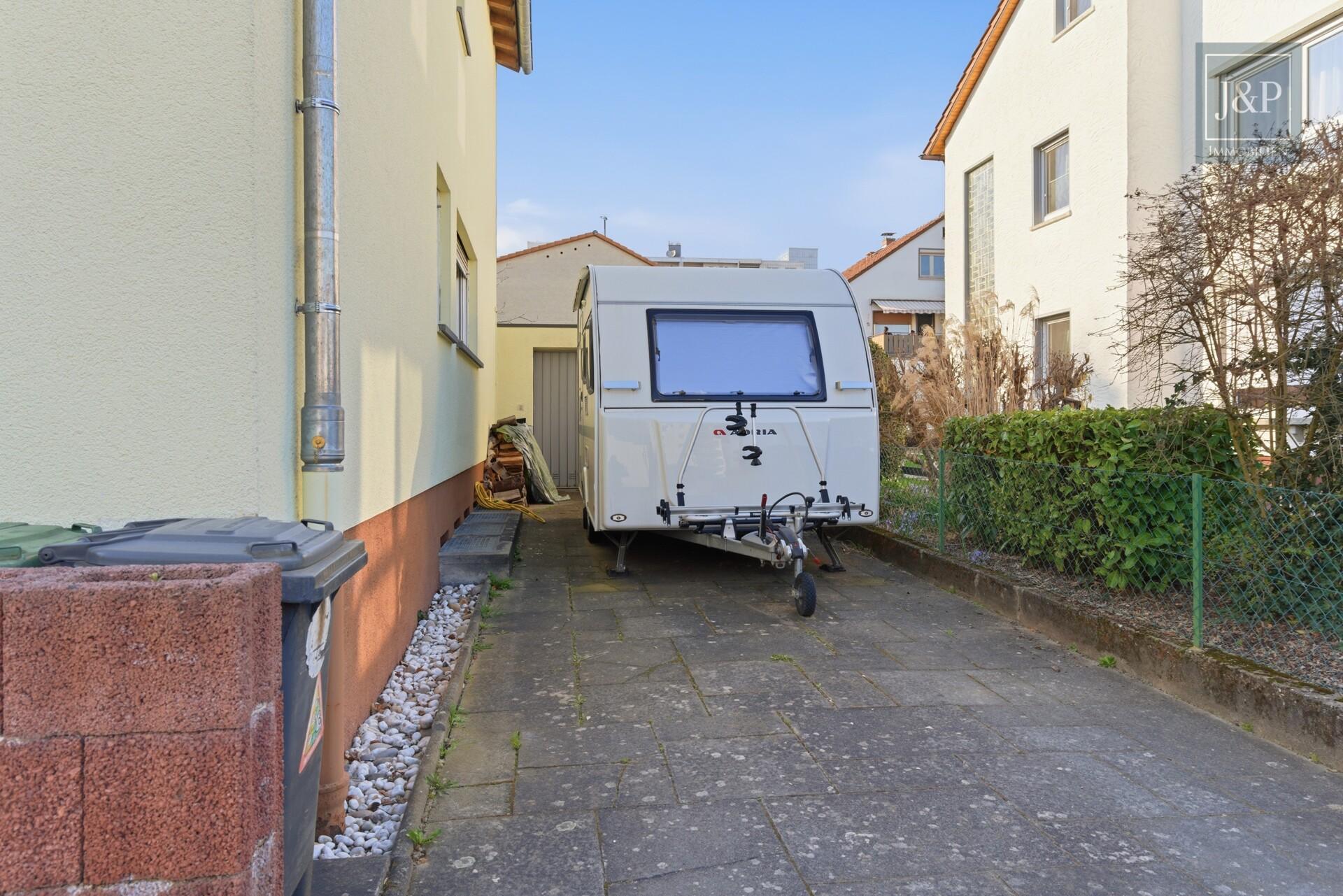 2 Familienhaus mit schönem Gartengrundstück, guter Aufteilung und Partykeller - Garageneinfahrt