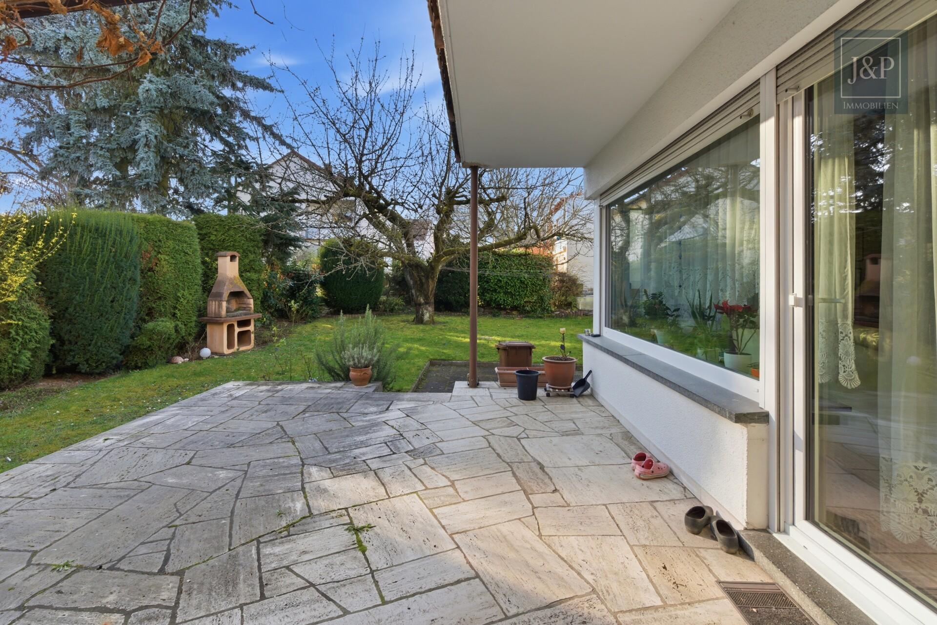 2 Familienhaus mit schönem Gartengrundstück, guter Aufteilung und Partykeller - Terrasse EG