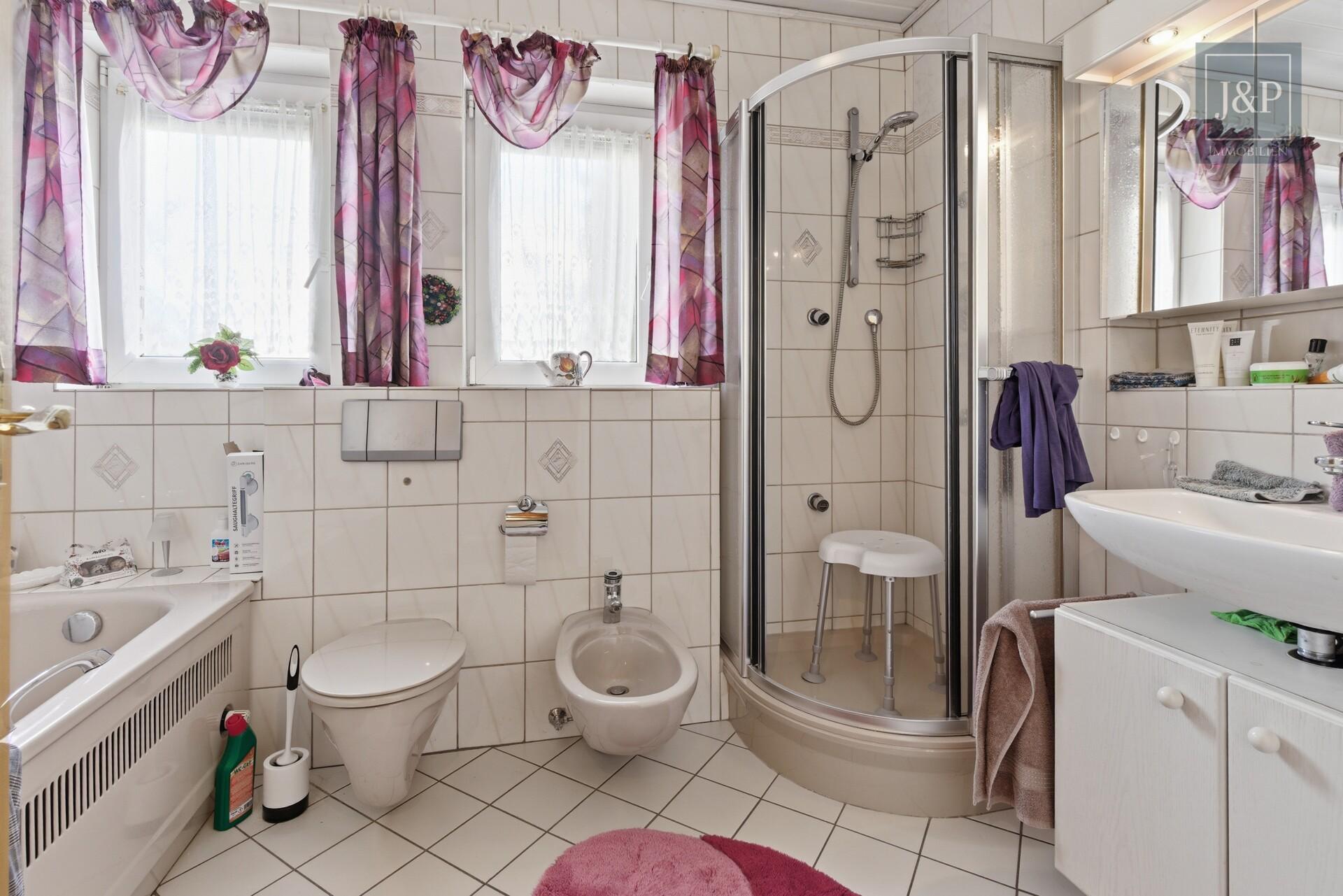 2 Familienhaus mit schönem Gartengrundstück, guter Aufteilung und Partykeller - Bad EG