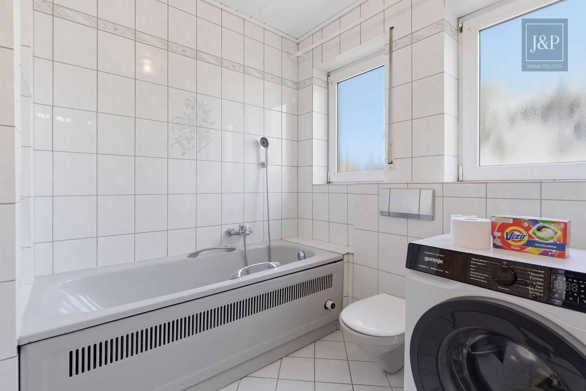 2 Familienhaus mit schönem Gartengrundstück, guter Aufteilung und Partykeller - Badezimmer OG