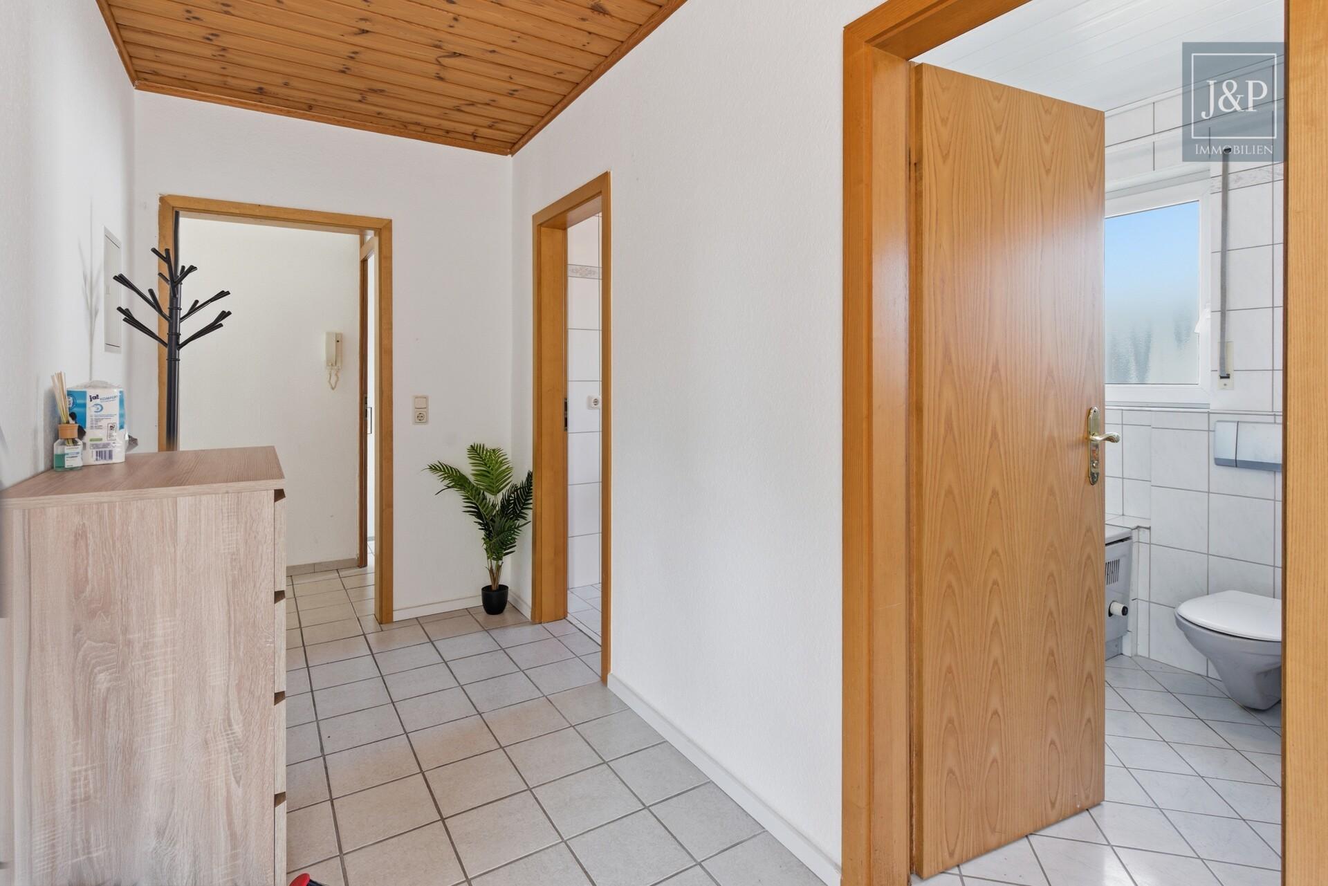 2 Familienhaus mit schönem Gartengrundstück, guter Aufteilung und Partykeller - Flur OG