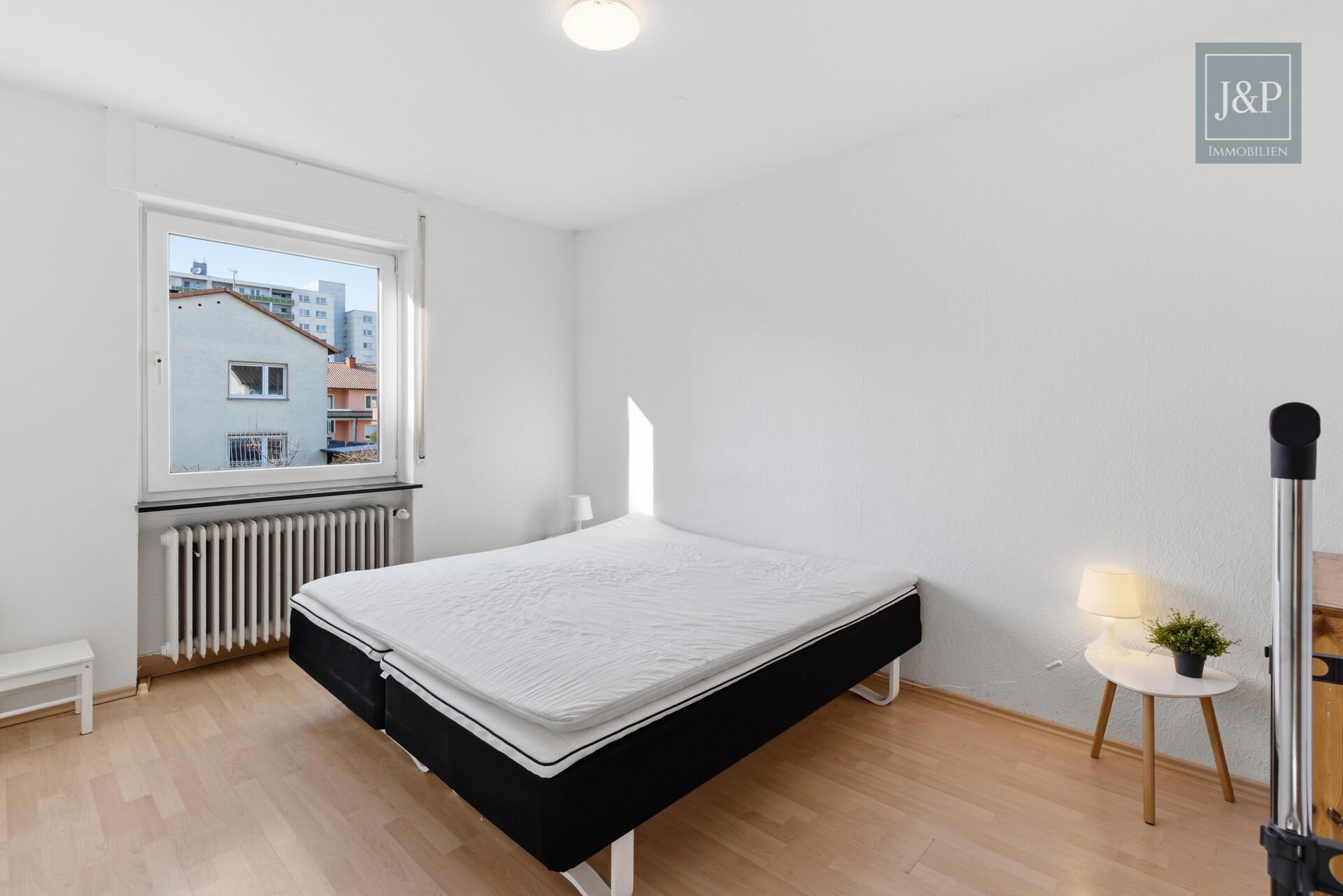 2 Familienhaus mit schönem Gartengrundstück, guter Aufteilung und Partykeller - Schlafen 2 OG