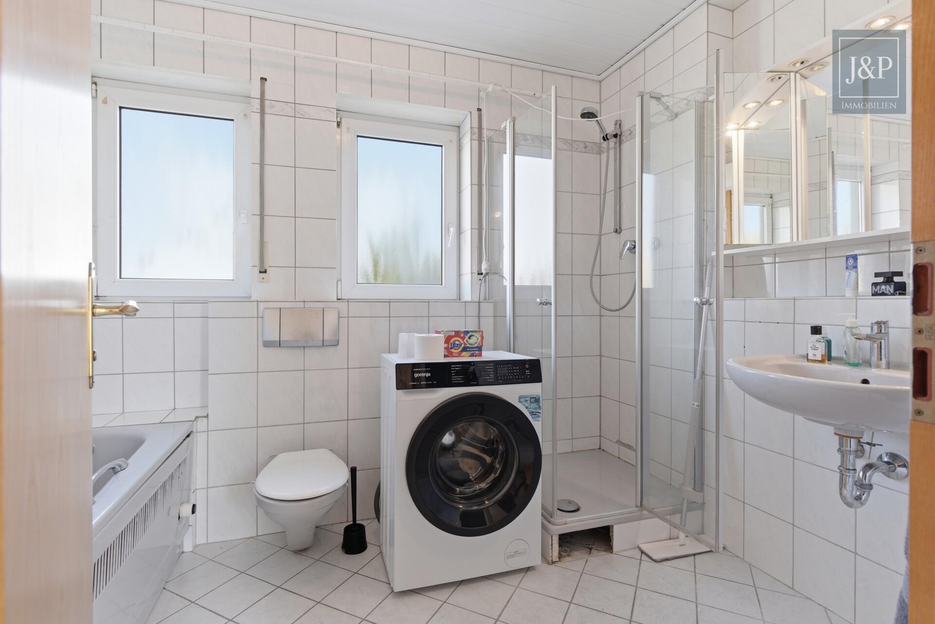 2 Familienhaus mit schönem Gartengrundstück, guter Aufteilung und Partykeller - Badezimmer OG