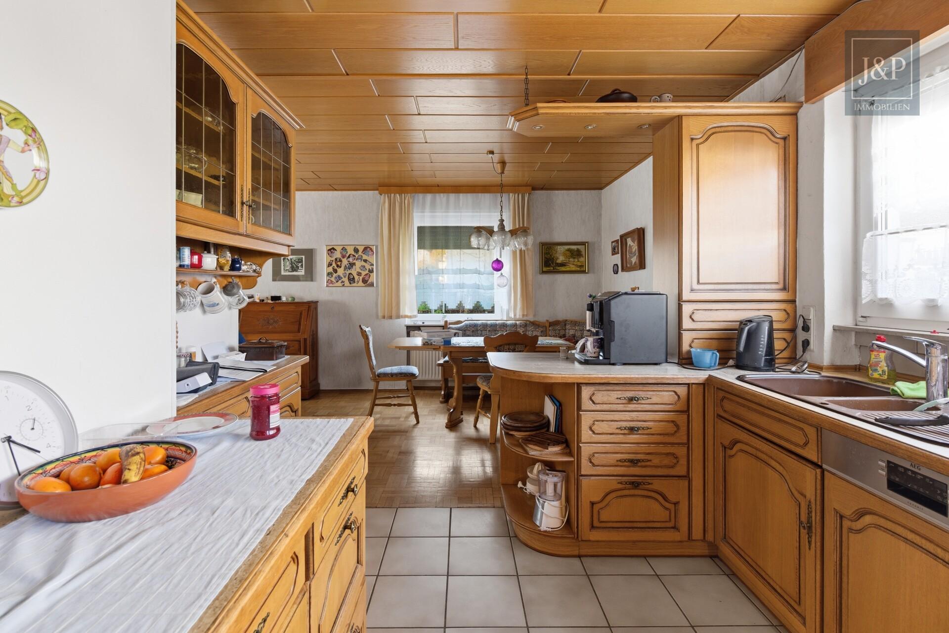 2 Familienhaus mit schönem Gartengrundstück, guter Aufteilung und Partykeller - Küche EG