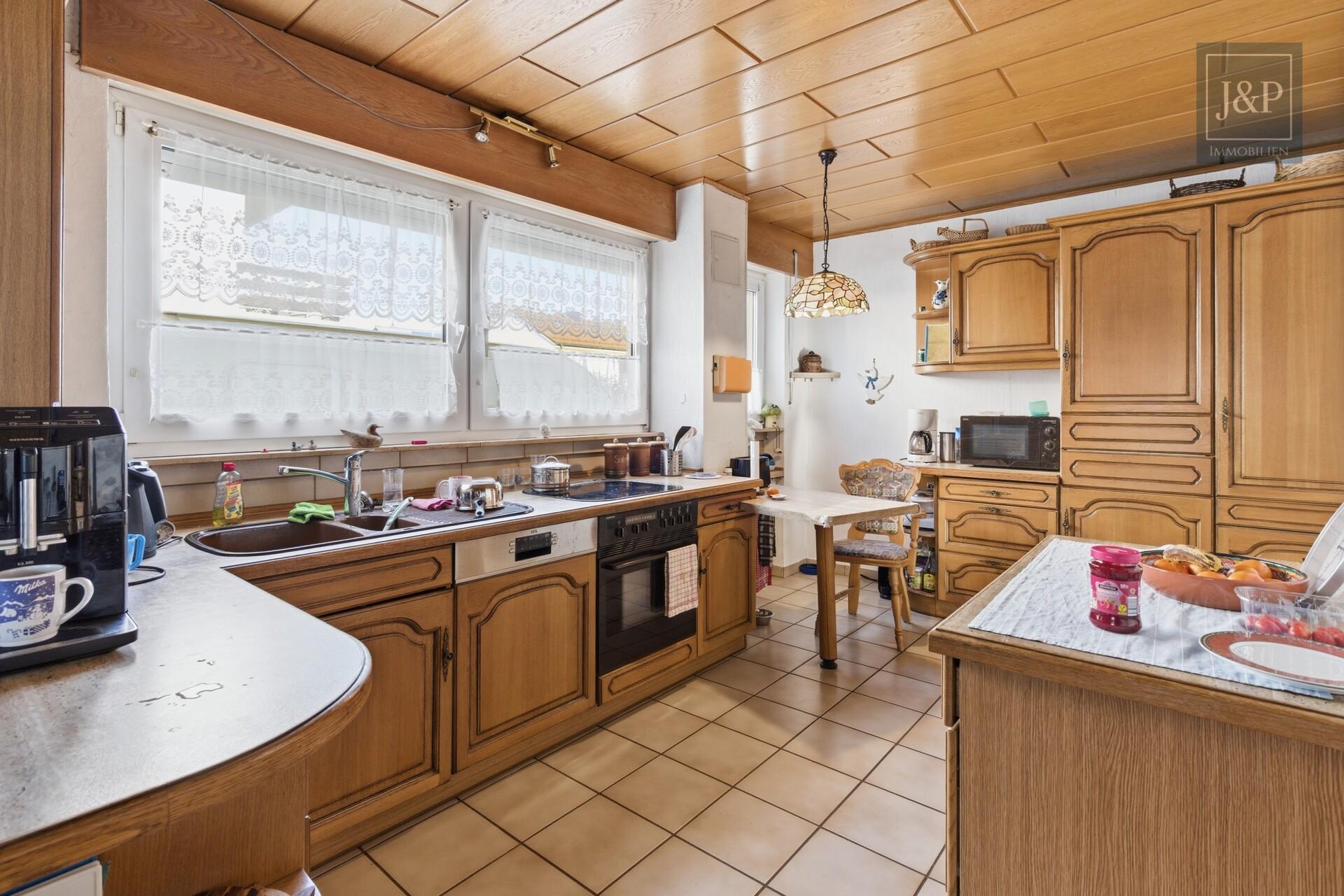 2 Familienhaus mit schönem Gartengrundstück, guter Aufteilung und Partykeller - Küche EG