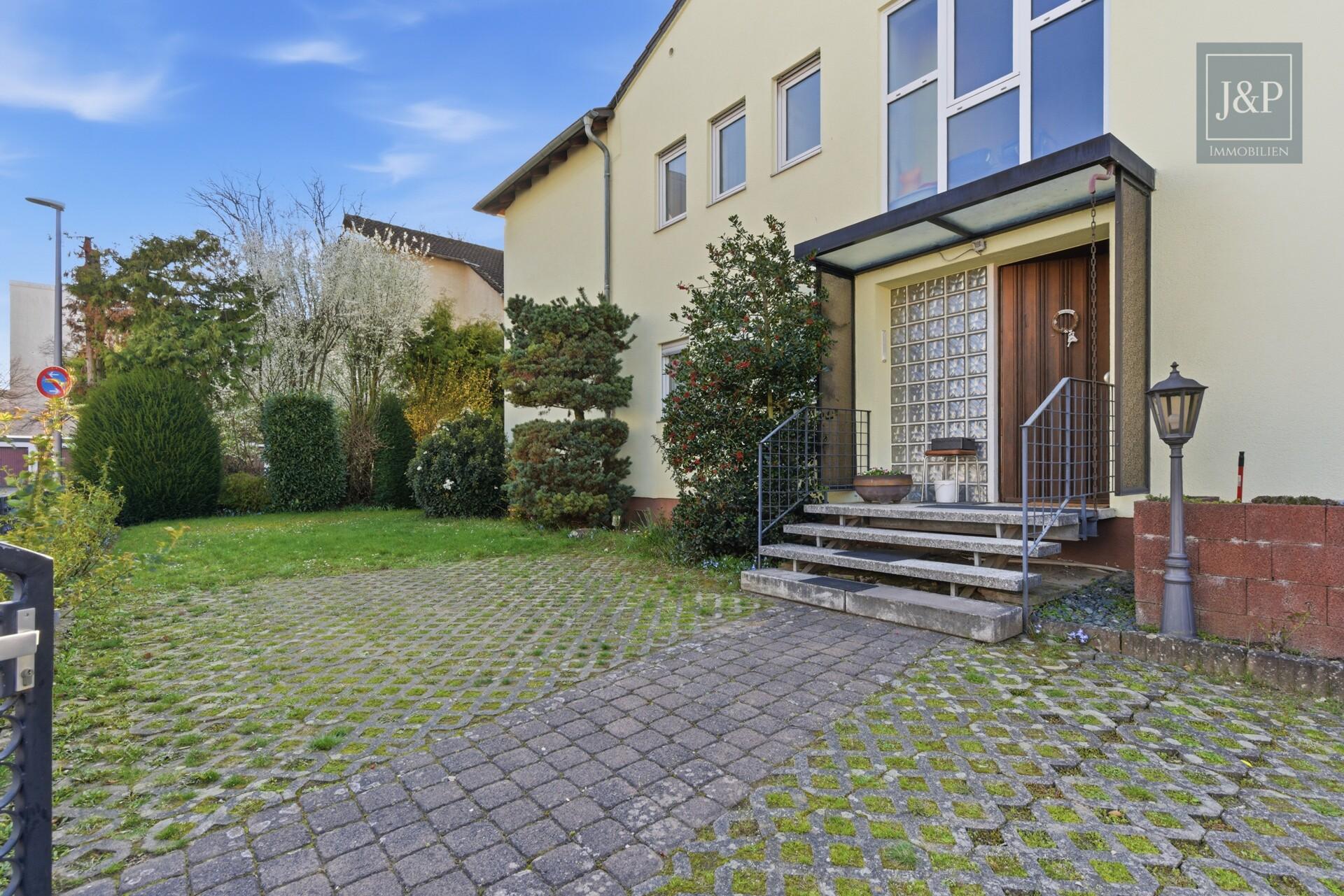 2 Familienhaus mit schönem Gartengrundstück, guter Aufteilung und Partykeller - Vordergarten