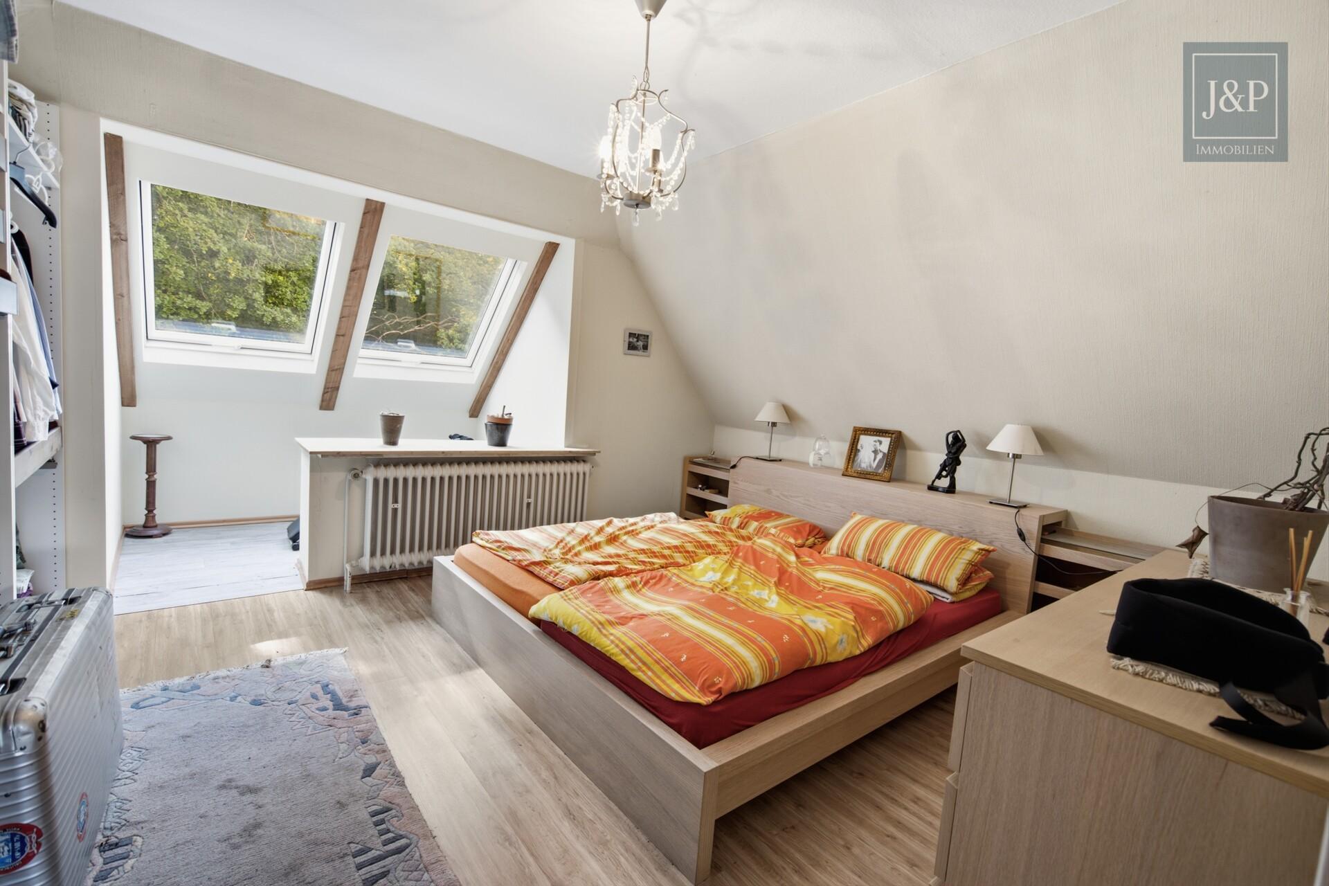 Sackgasse: Großzügiger Wohntraum mit reichlich Potenzial - Schlafzimmer DG