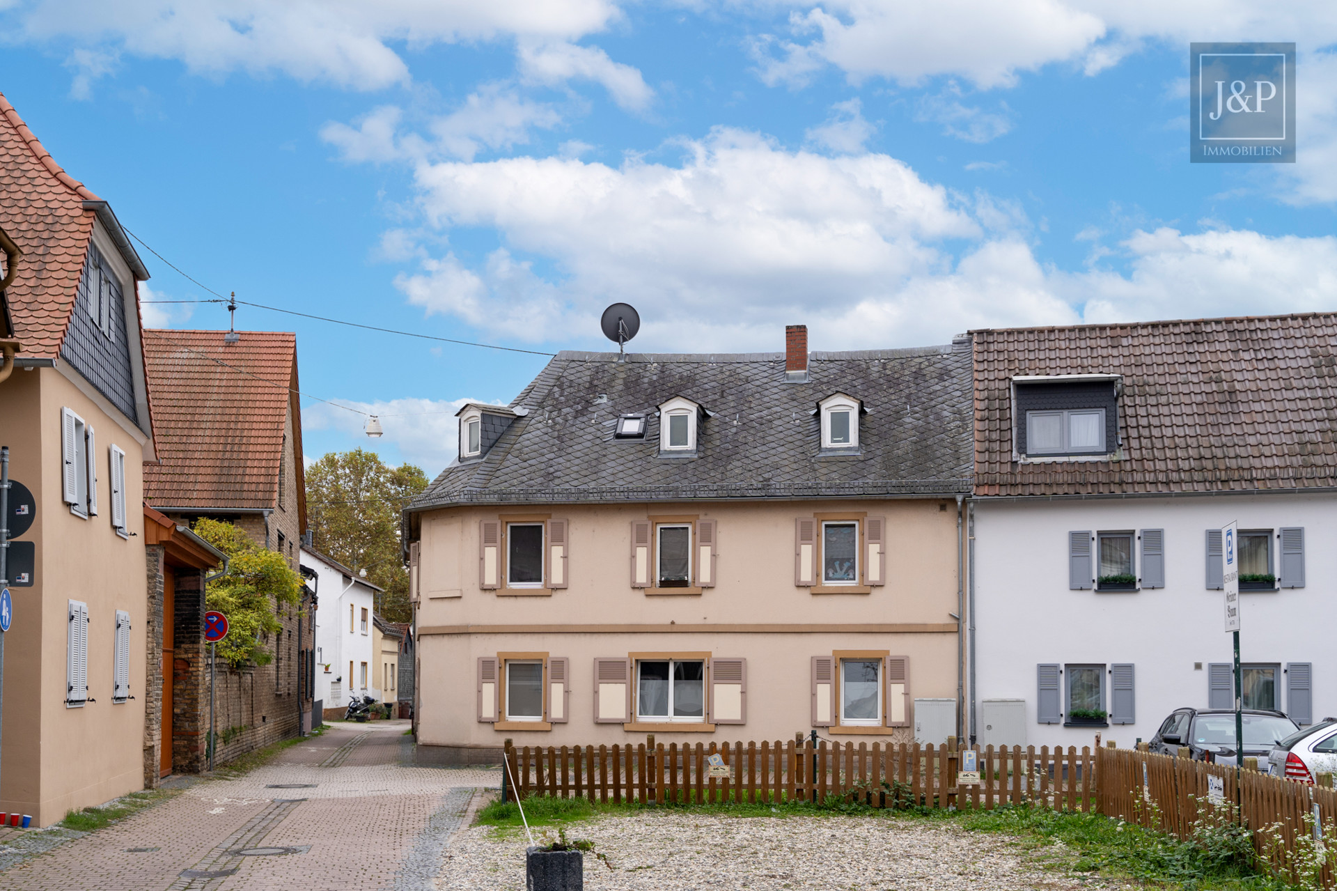 Zentral, voll-vermietet und vielseitig: Zwei Häuser in der Innenstadt von Schierstein! - Außenansicht Altbau