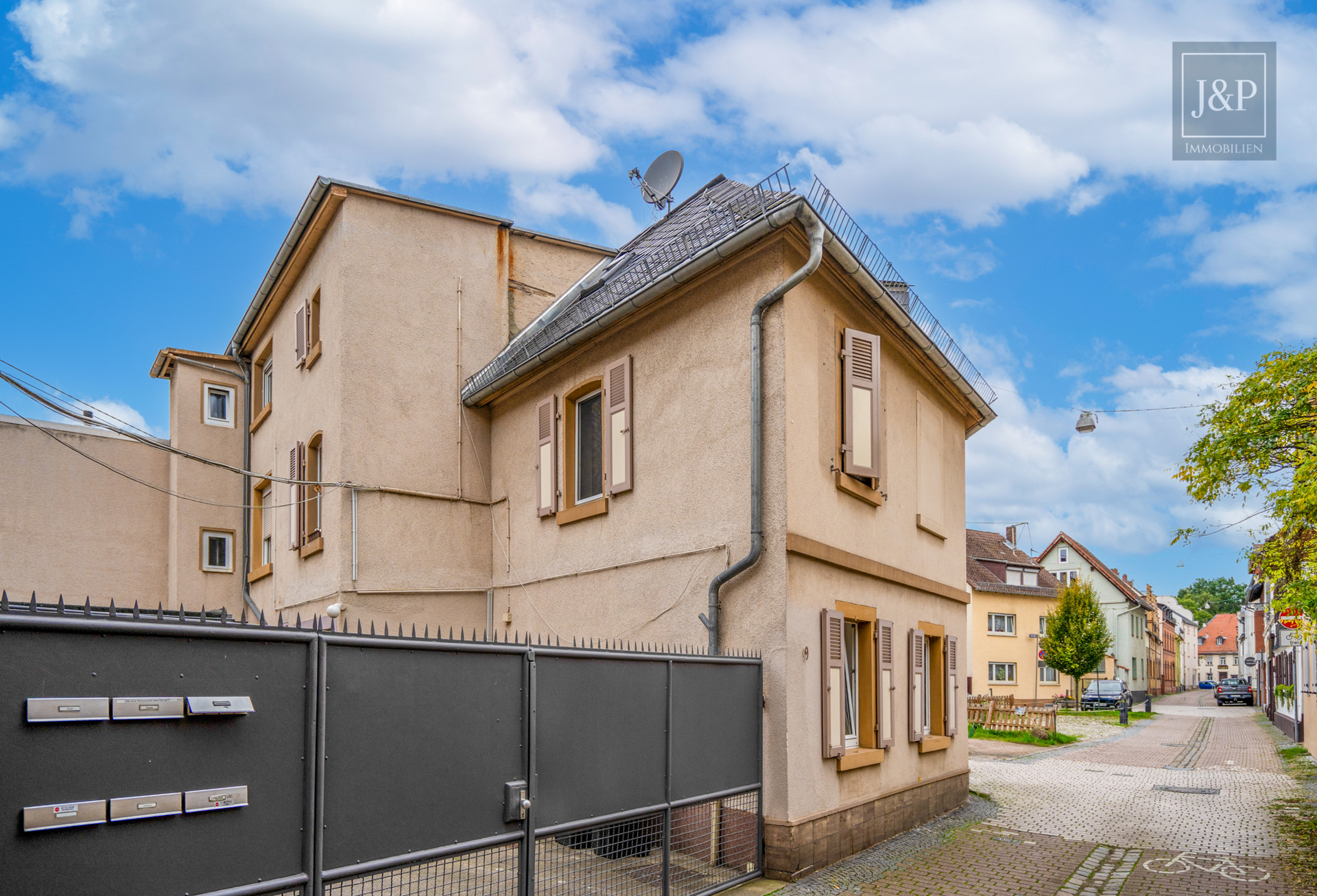 Zentral, voll-vermietet und vielseitig: Zwei Häuser in der Innenstadt von Schierstein! - Außenansicht Altbau