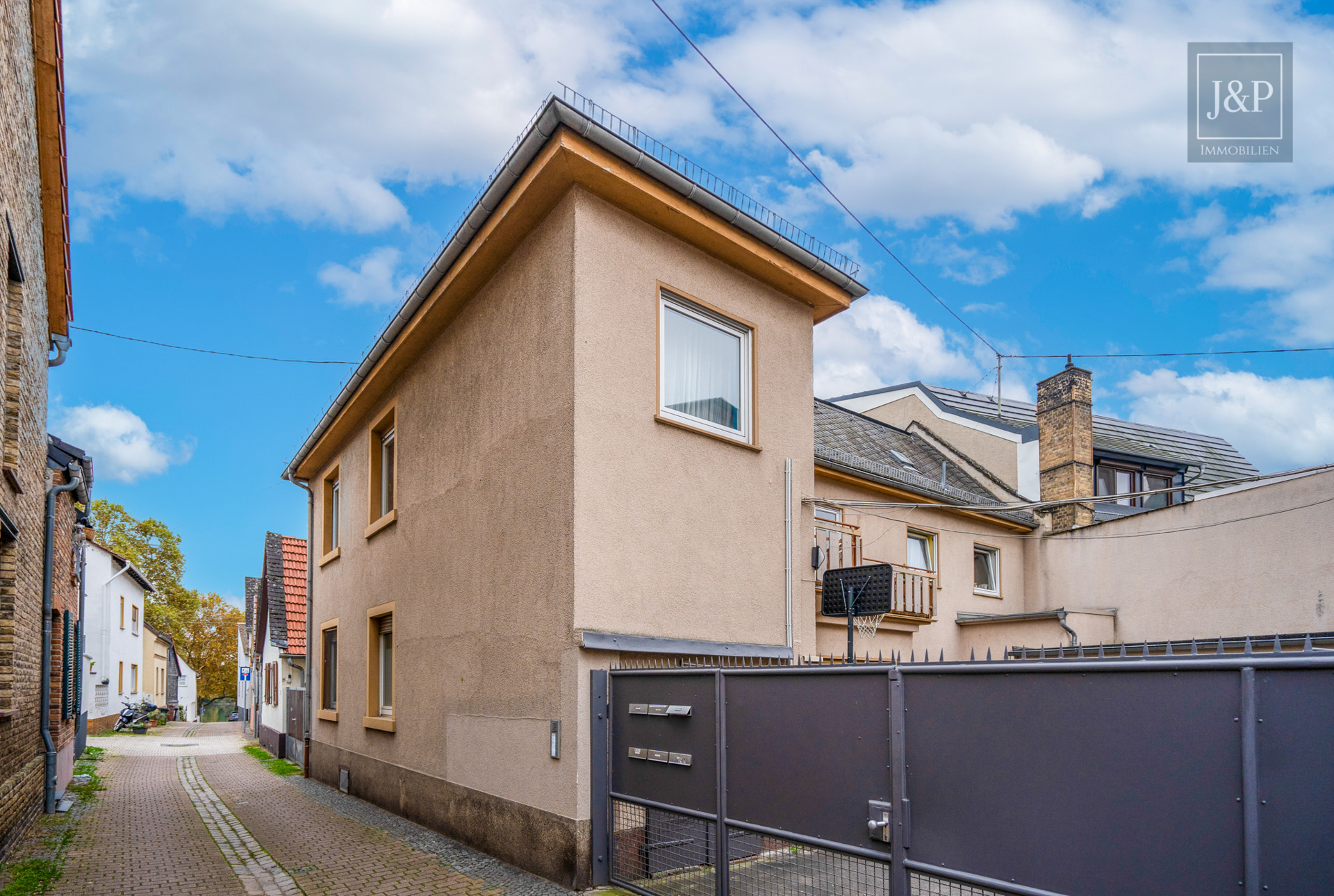 Zentral, voll-vermietet und vielseitig: Zwei Häuser in der Innenstadt von Schierstein! - Außenansicht Neubau