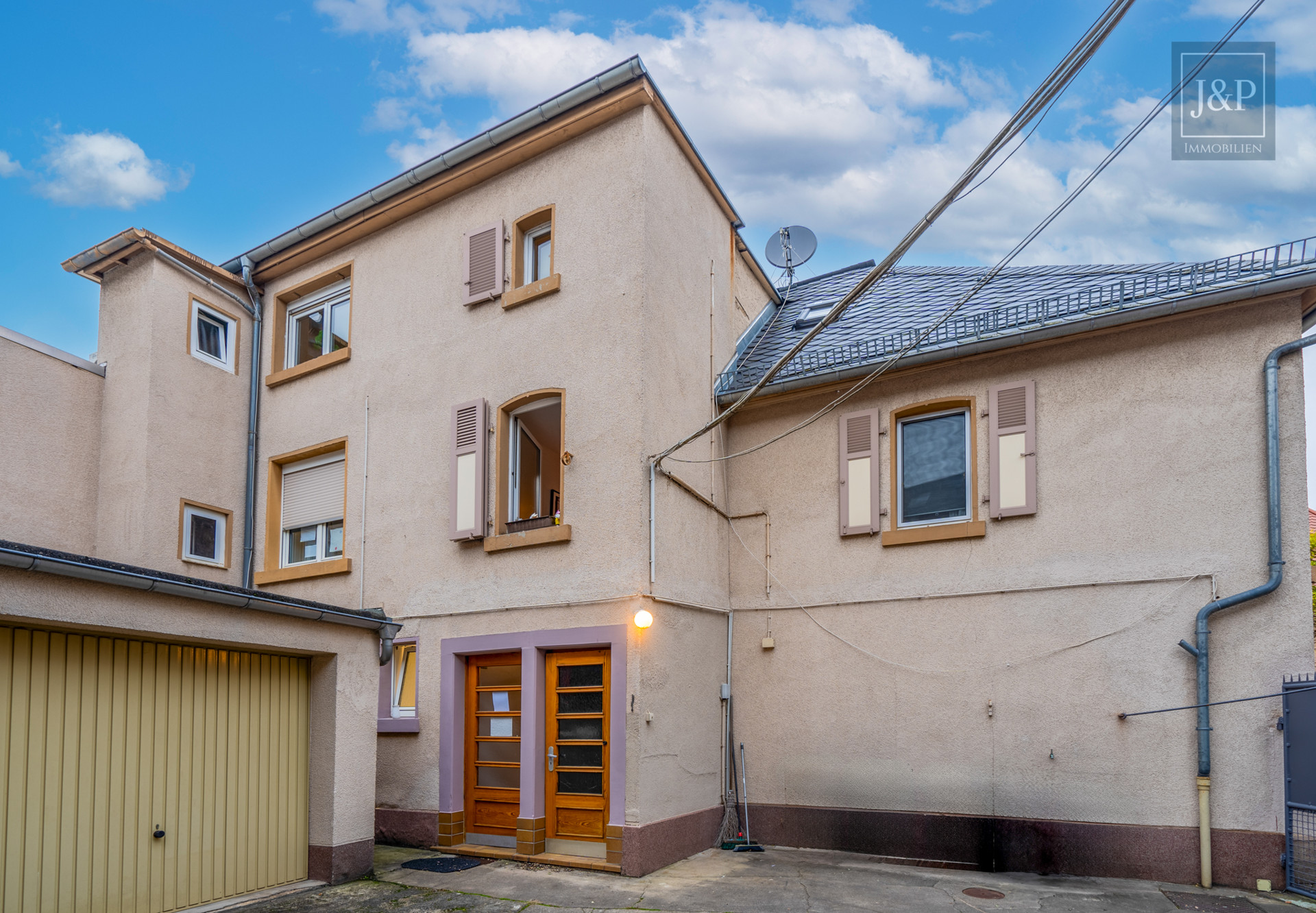 Zentral, voll-vermietet und vielseitig: Zwei Häuser in der Innenstadt von Schierstein! - Außenansicht Altbau