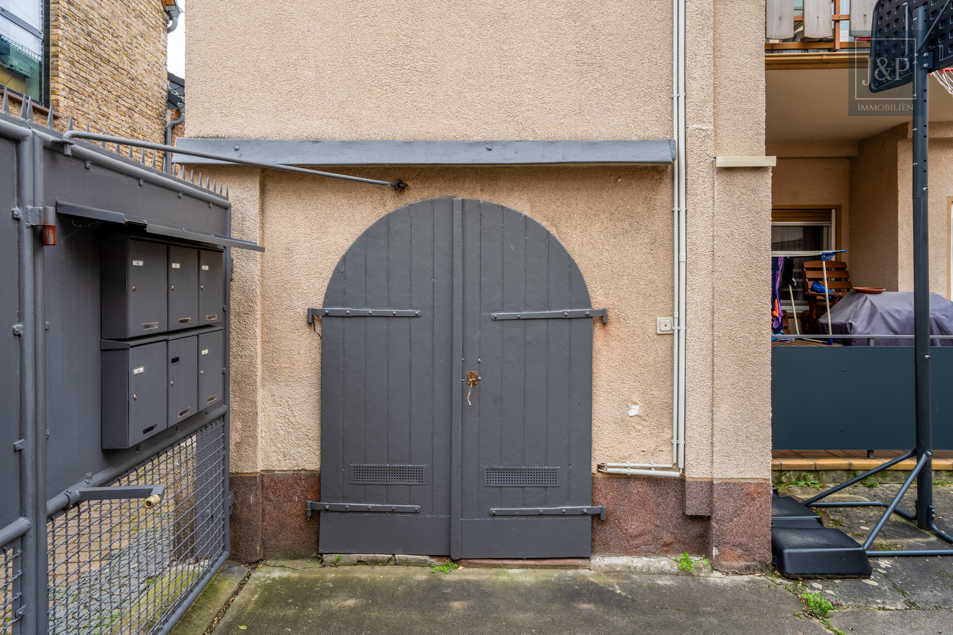 Zentral, voll-vermietet und vielseitig: Zwei Häuser in der Innenstadt von Schierstein! - Außenansicht Neubau
