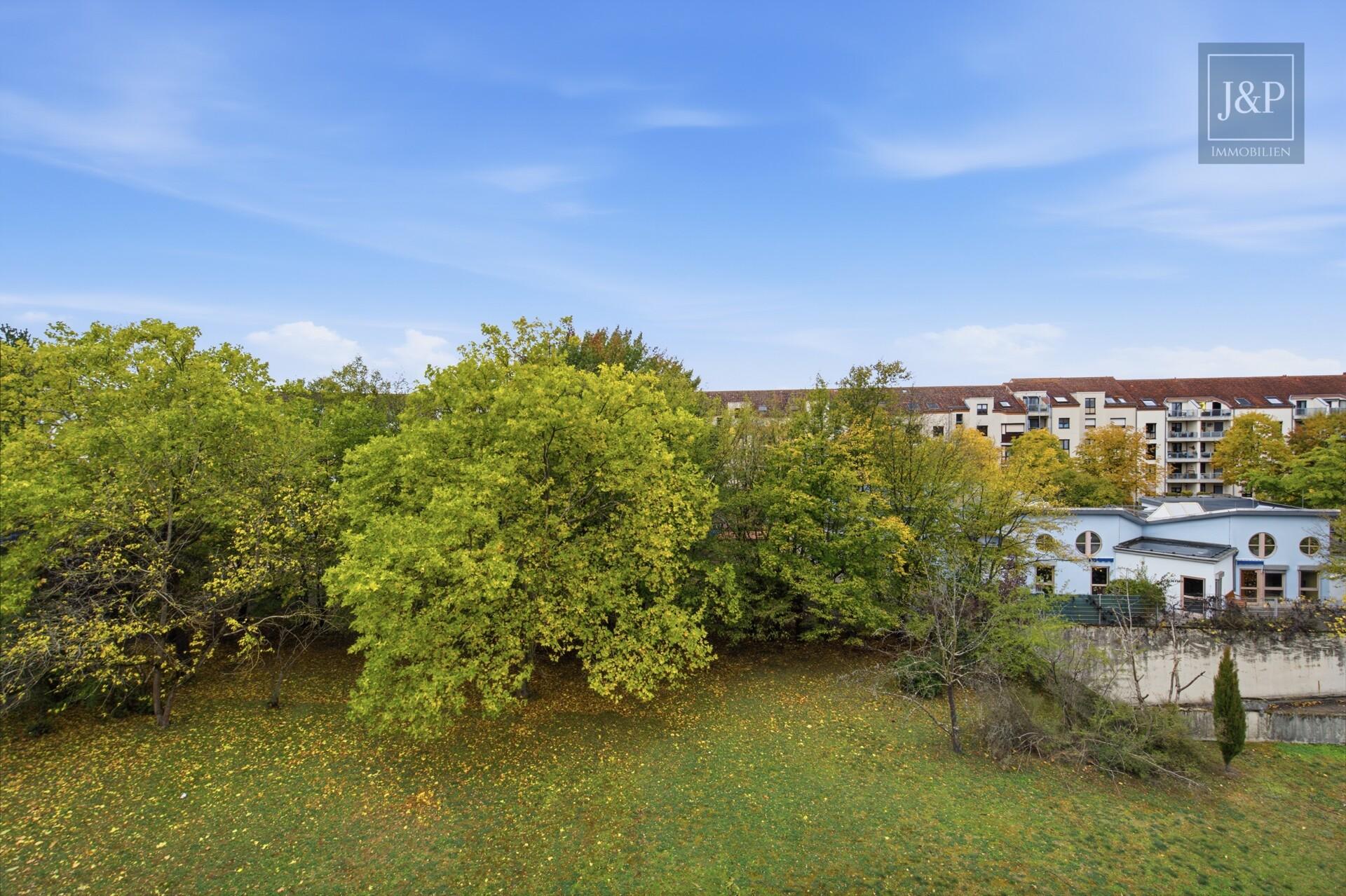 3-Zimmer-Wohnung mit zwei Bädern, Balkon & Tiefgaragenstellplatz - Garten