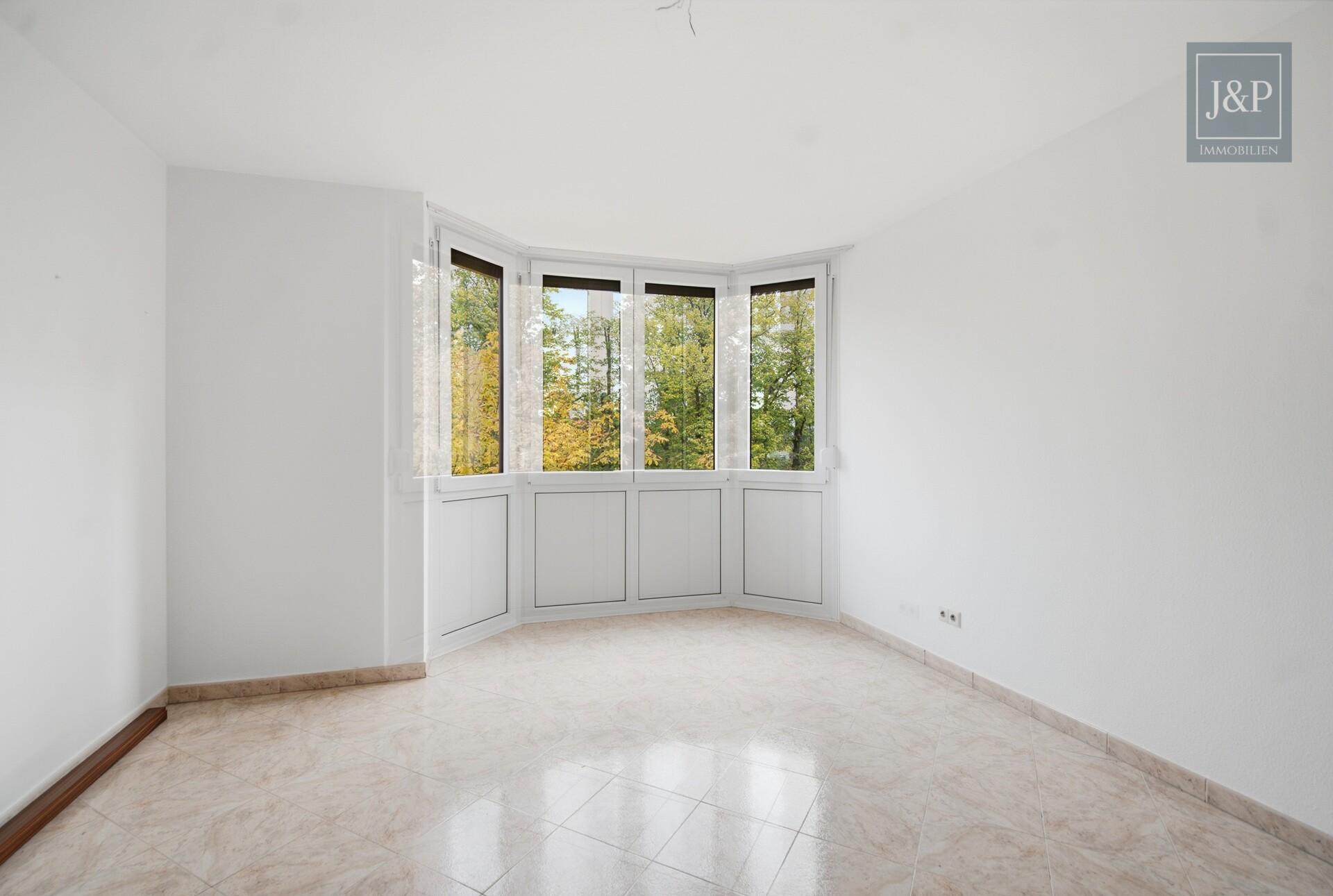 3-Zimmer-Wohnung mit zwei Bädern, Balkon & Tiefgaragenstellplatz - Zimmer 1