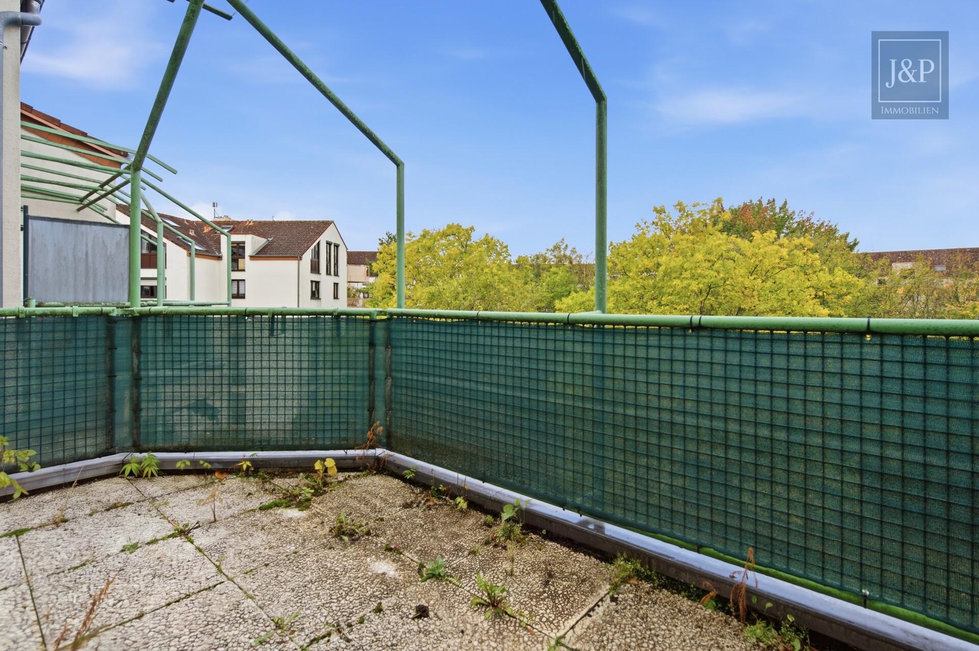 3-Zimmer-Wohnung mit zwei Bädern, Balkon & Tiefgaragenstellplatz - Balkon