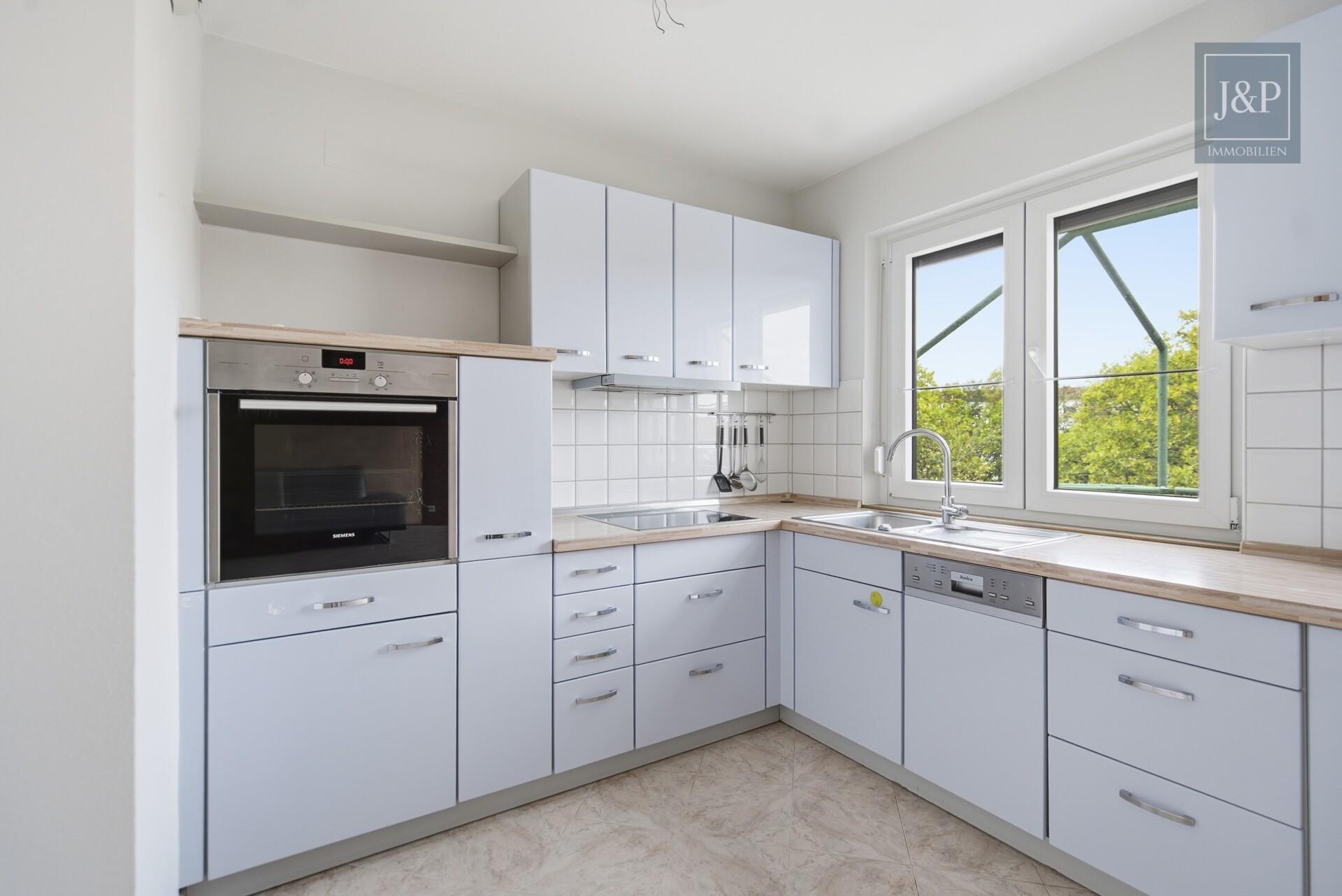 3-Zimmer-Wohnung mit zwei Bädern, Balkon & Tiefgaragenstellplatz - Küche