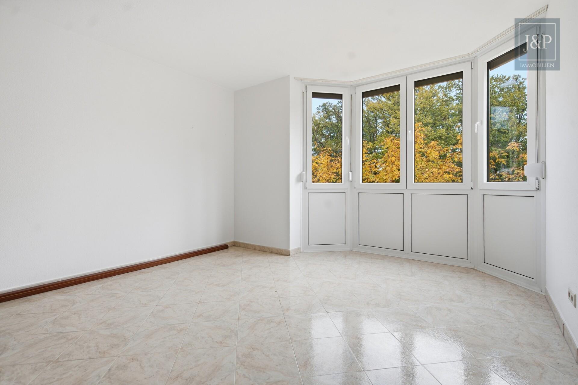 3-Zimmer-Wohnung mit zwei Bädern, Balkon & Tiefgaragenstellplatz - Zimmer 1