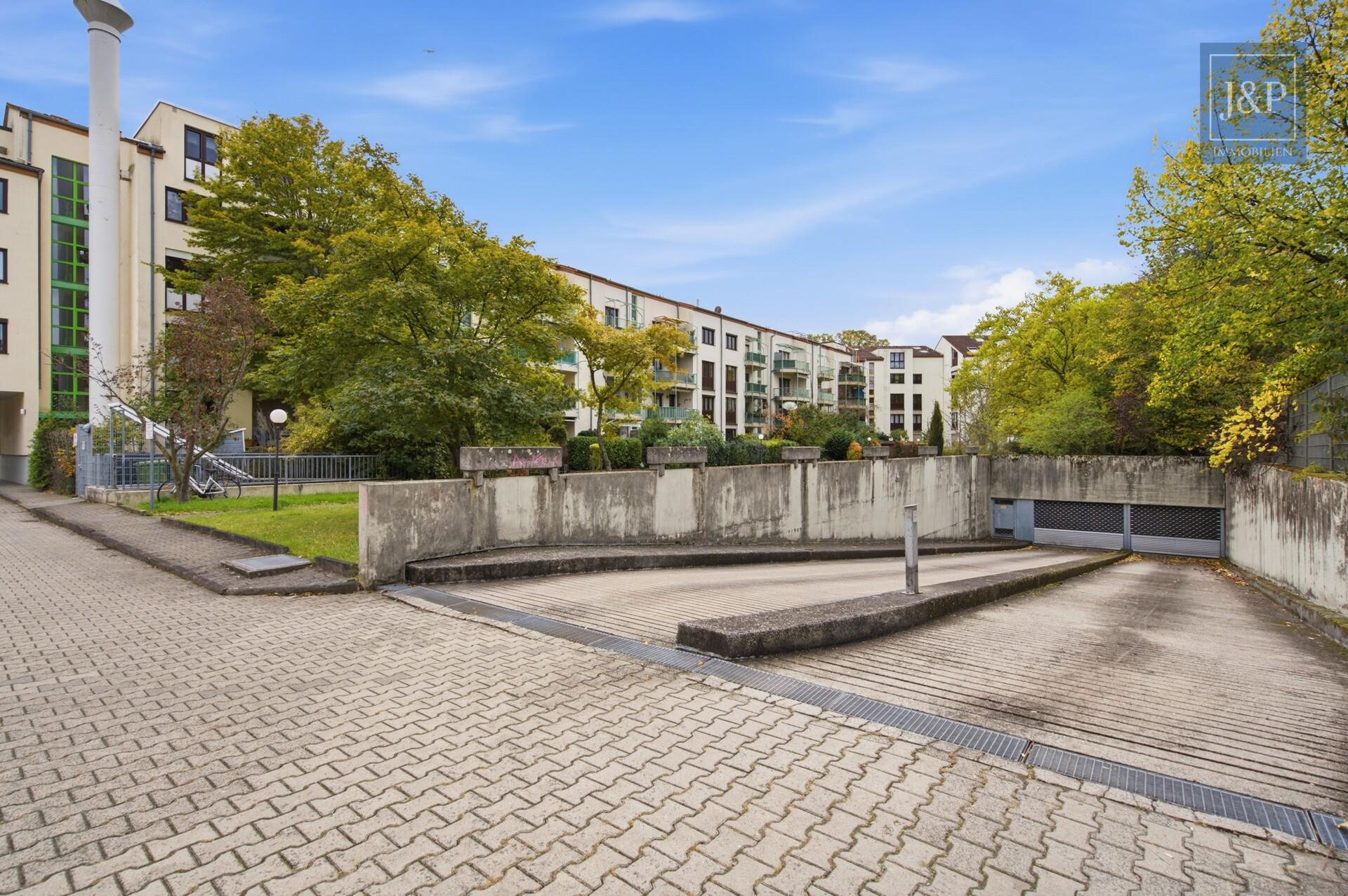3-Zimmer-Wohnung mit zwei Bädern, Balkon & Tiefgaragenstellplatz - Eingang TG