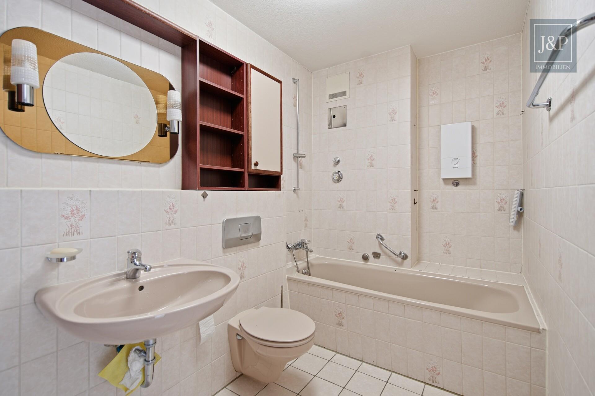 3-Zimmer-Wohnung mit zwei Bädern, Balkon & Tiefgaragenstellplatz - Badezimmer