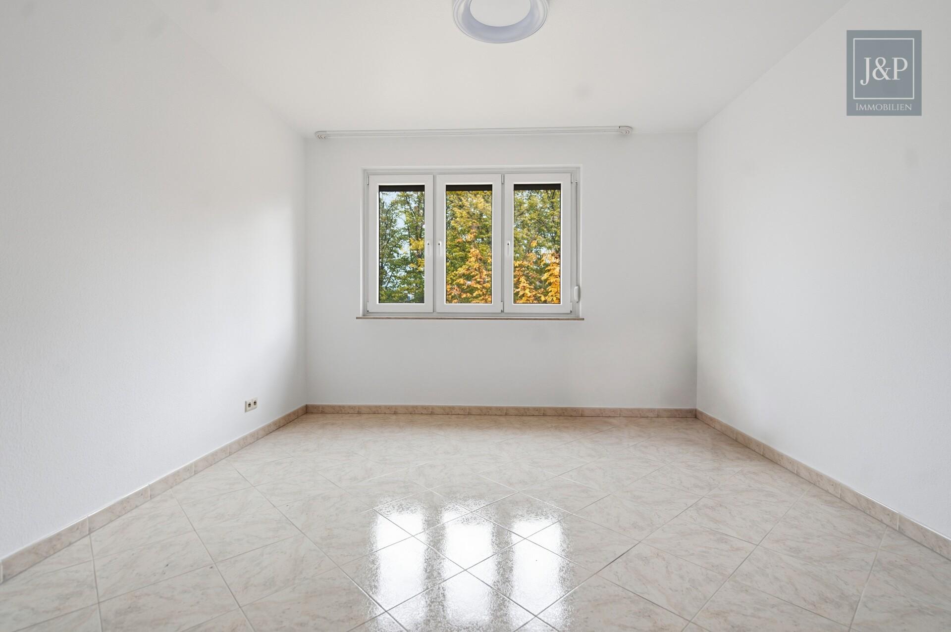 3-Zimmer-Wohnung mit zwei Bädern, Balkon & Tiefgaragenstellplatz - Zimmer 2