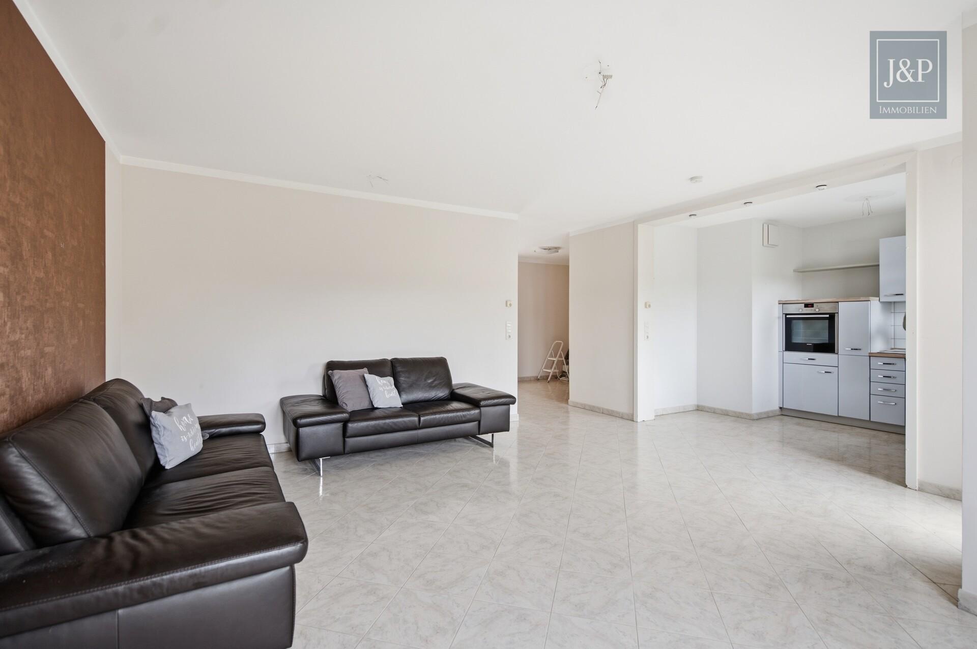 3-Zimmer-Wohnung mit zwei Bädern, Balkon & Tiefgaragenstellplatz - Wohnzimmer
