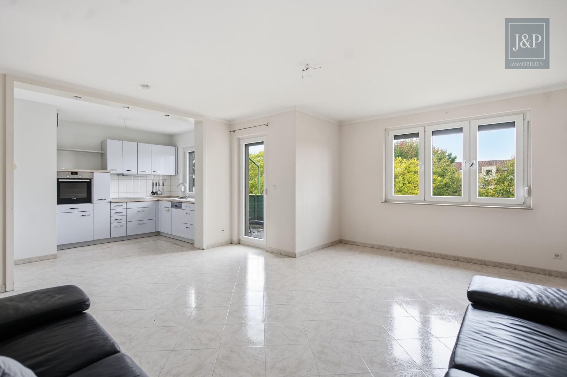 3-Zimmer-Wohnung mit zwei Bädern, Balkon & Tiefgaragenstellplatz - Wohnzimmer