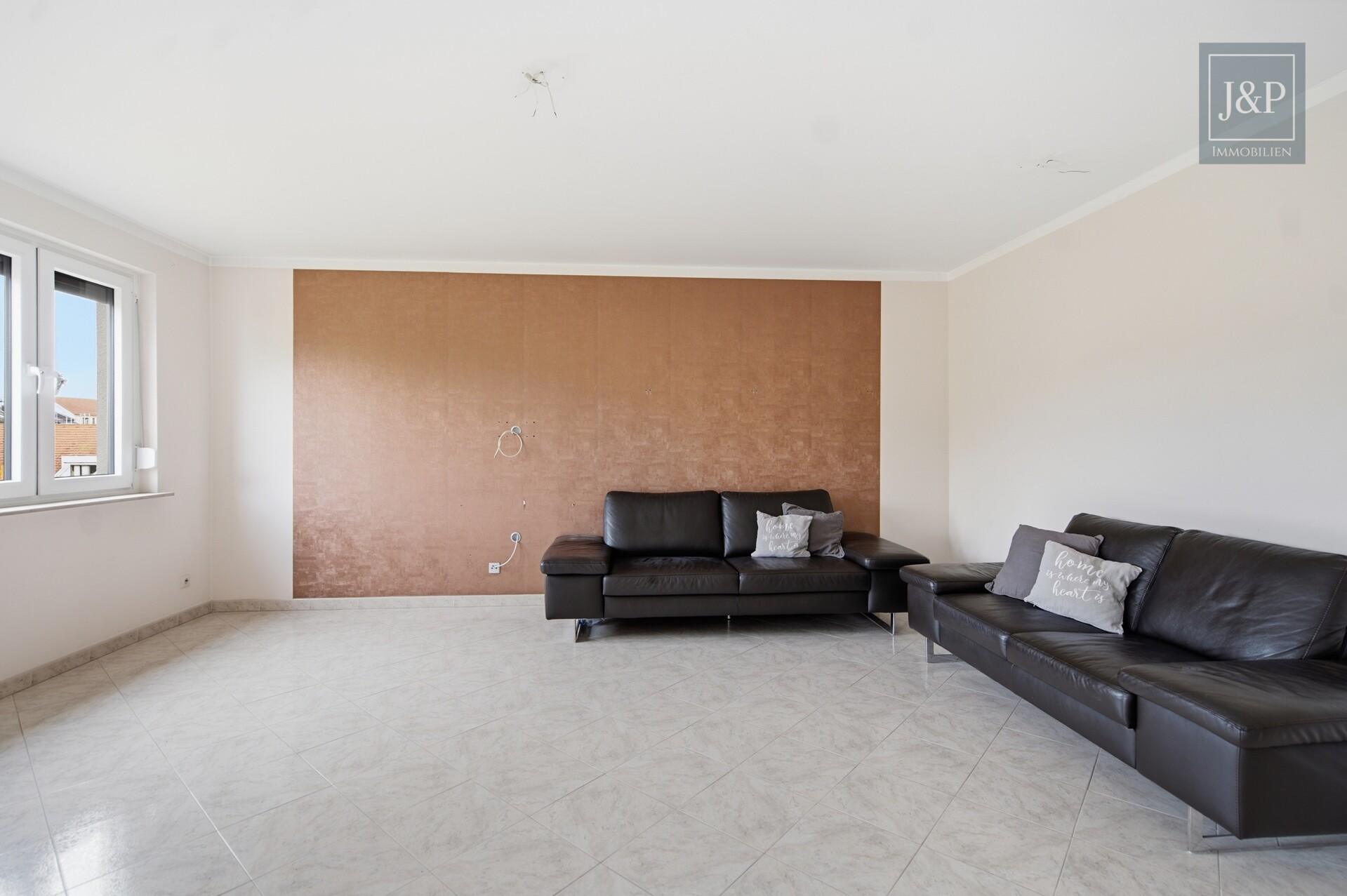 3-Zimmer-Wohnung mit zwei Bädern, Balkon & Tiefgaragenstellplatz - Wohnzimmer